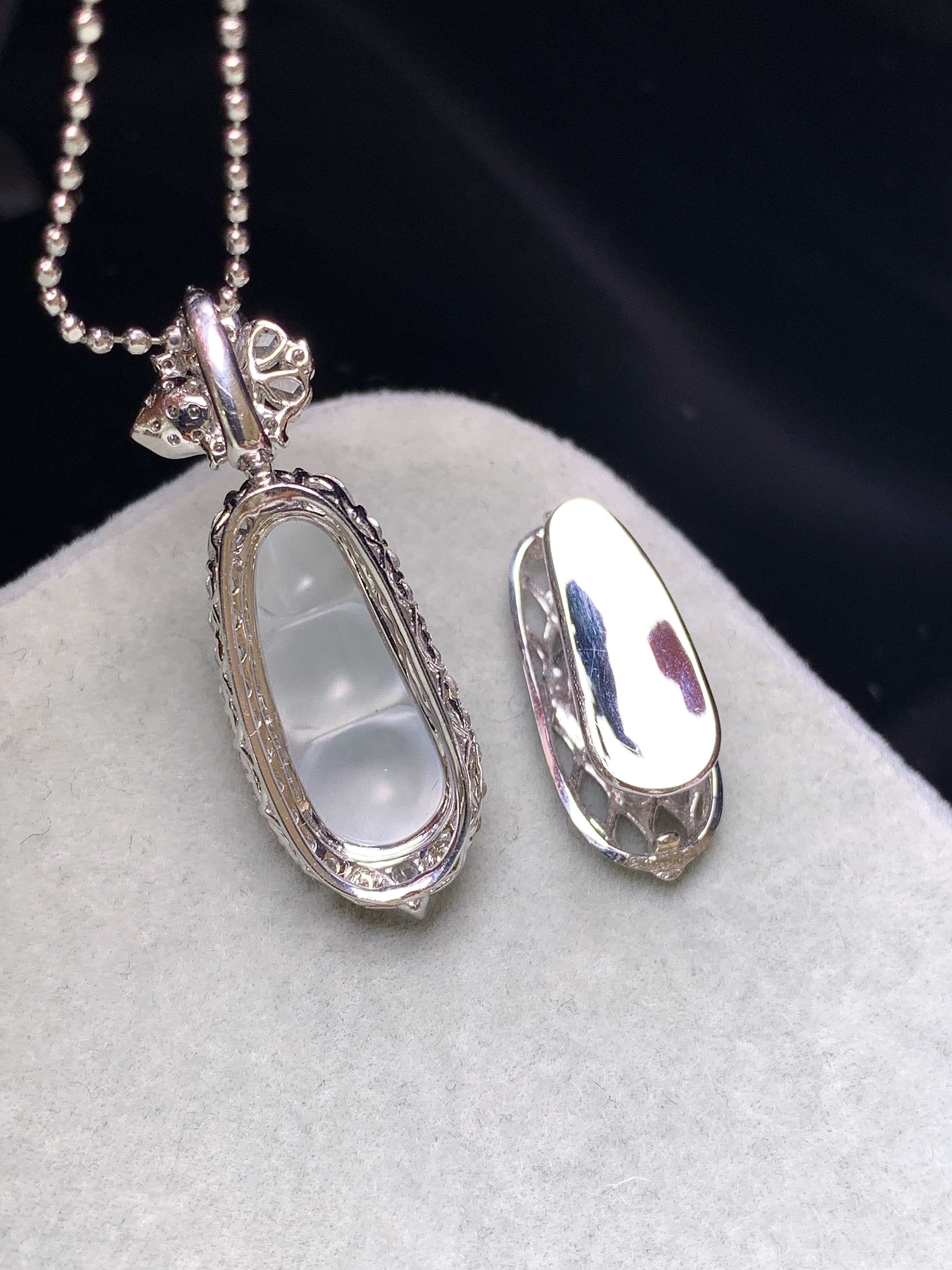 18k金钻镶嵌玻璃种四季豆吊坠 玉质细腻 色泽艳丽清新 水润亮眼 整体尺寸30.3*10.3*8.8c6