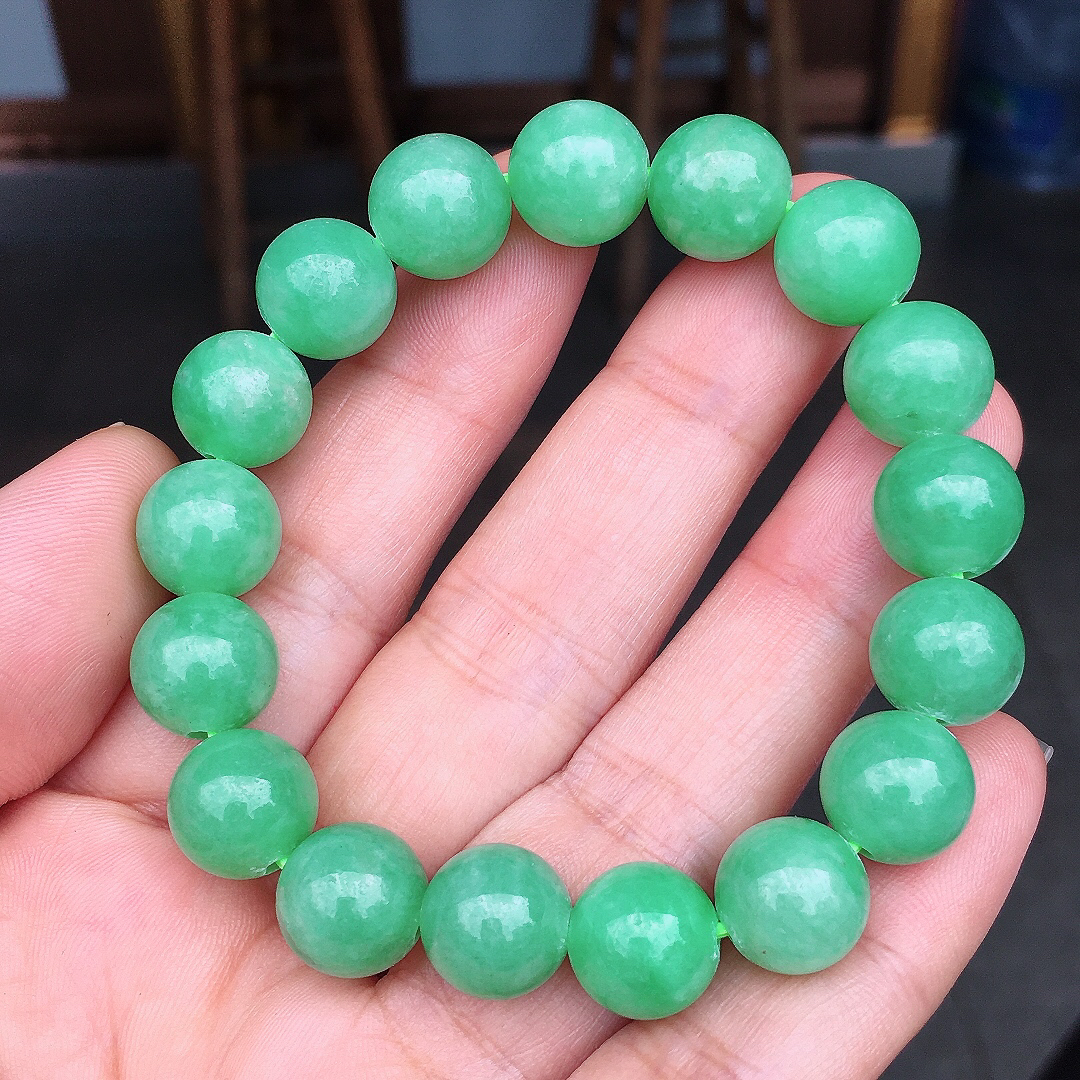 果绿珠子手串，色泽均匀艳丽，玉质细腻，荧光感超
强，饱满圆润，尽显优雅气质