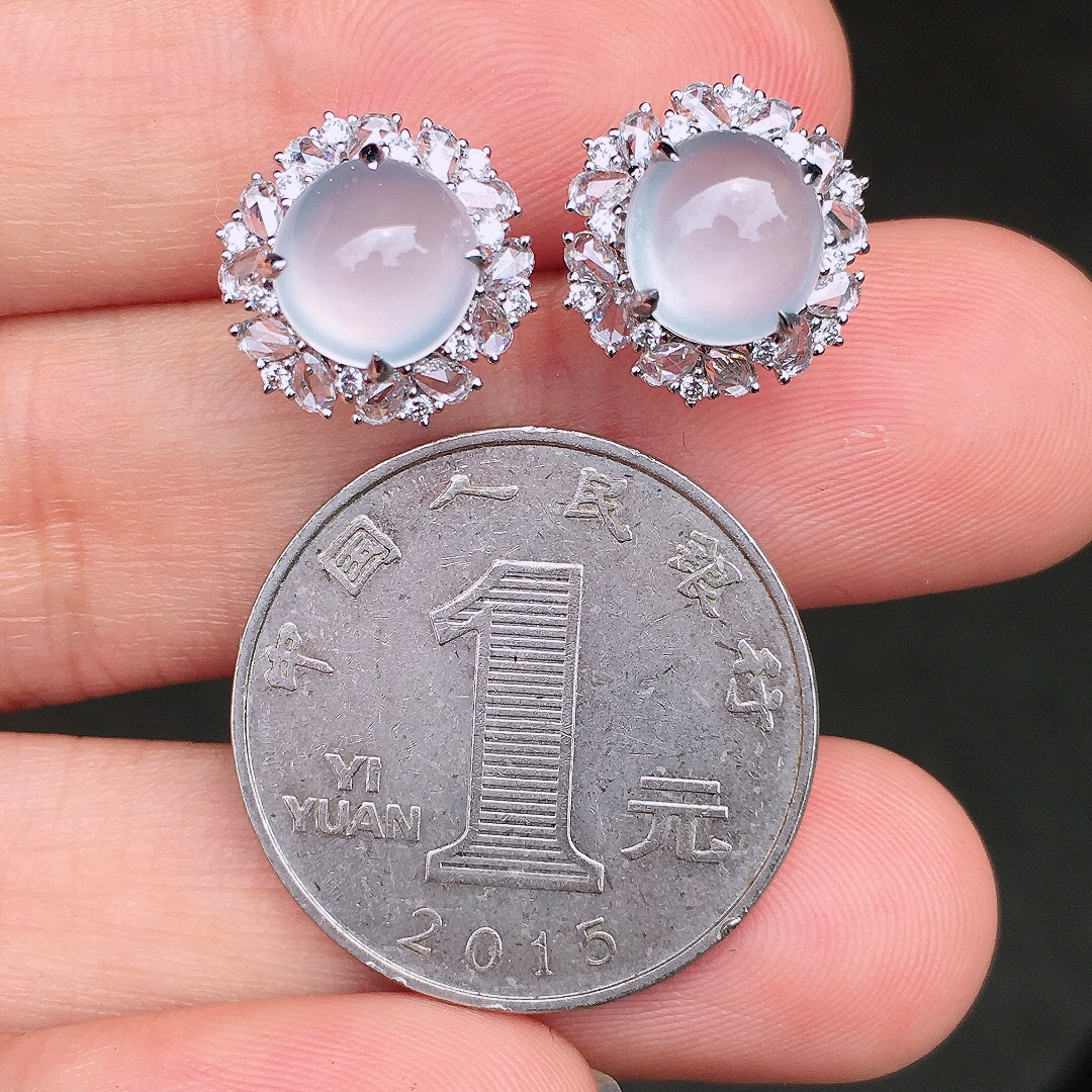 冰种蛋面耳钉，玉质细腻，荧光感超
强，饱满圆润，尽显优雅气质，18k
金豪华镶嵌