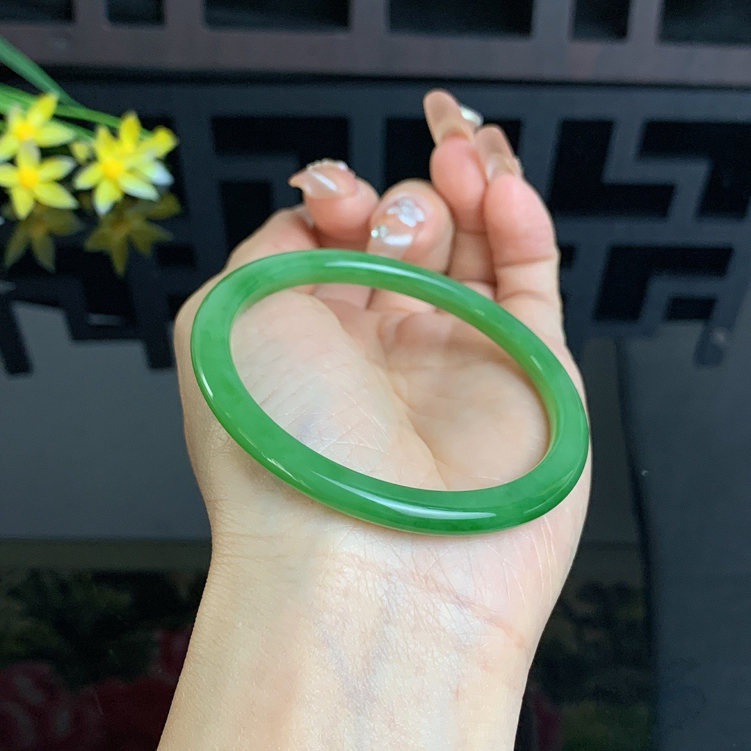 和田玉57.5圈口阳绿色美人条碧玉手镯！玉质细腻油润 底色纯净 无裂无棉 脂粉好，品质高。