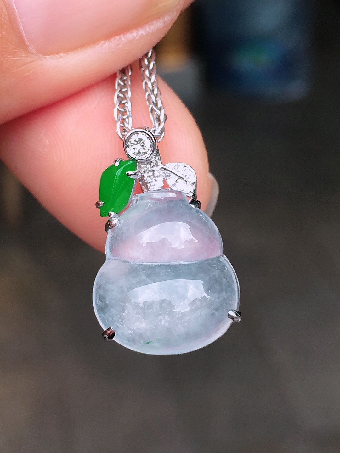 冰种葫芦吊坠，玉质细腻，荧光感超
强，饱满圆润，尽显优雅气质，18k
金豪华镶嵌