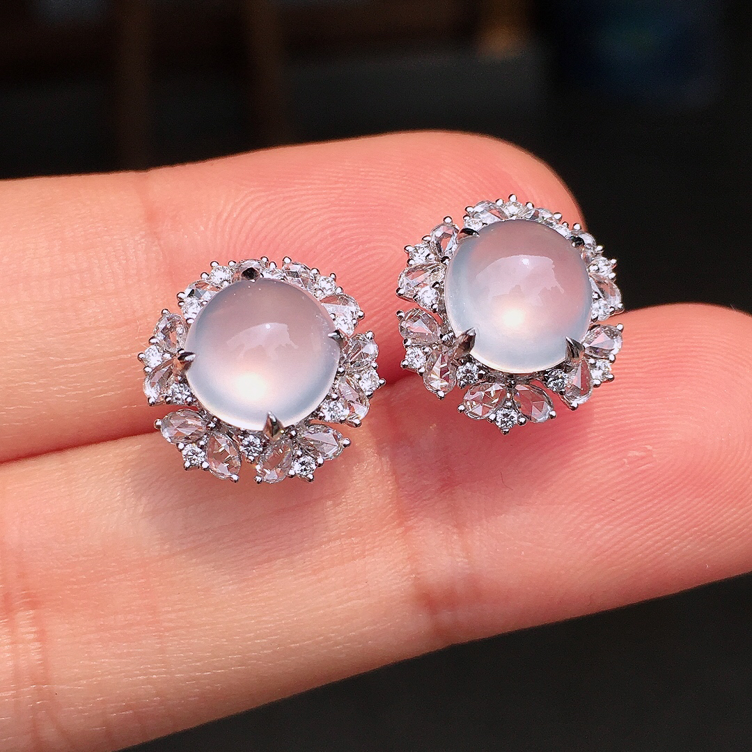 冰种蛋面耳钉，玉质细腻，荧光感超
强，饱满圆润，尽显优雅气质，18k
金豪华镶嵌