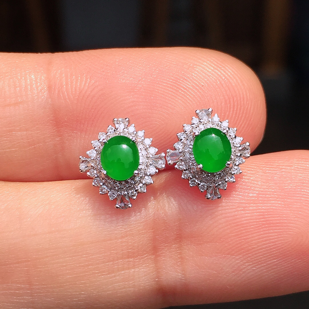 阳绿蛋面耳钉，色泽均匀艳丽，玉质细腻，荧光感超
强，饱满圆润，尽显优雅气质，18k
金豪华镶嵌