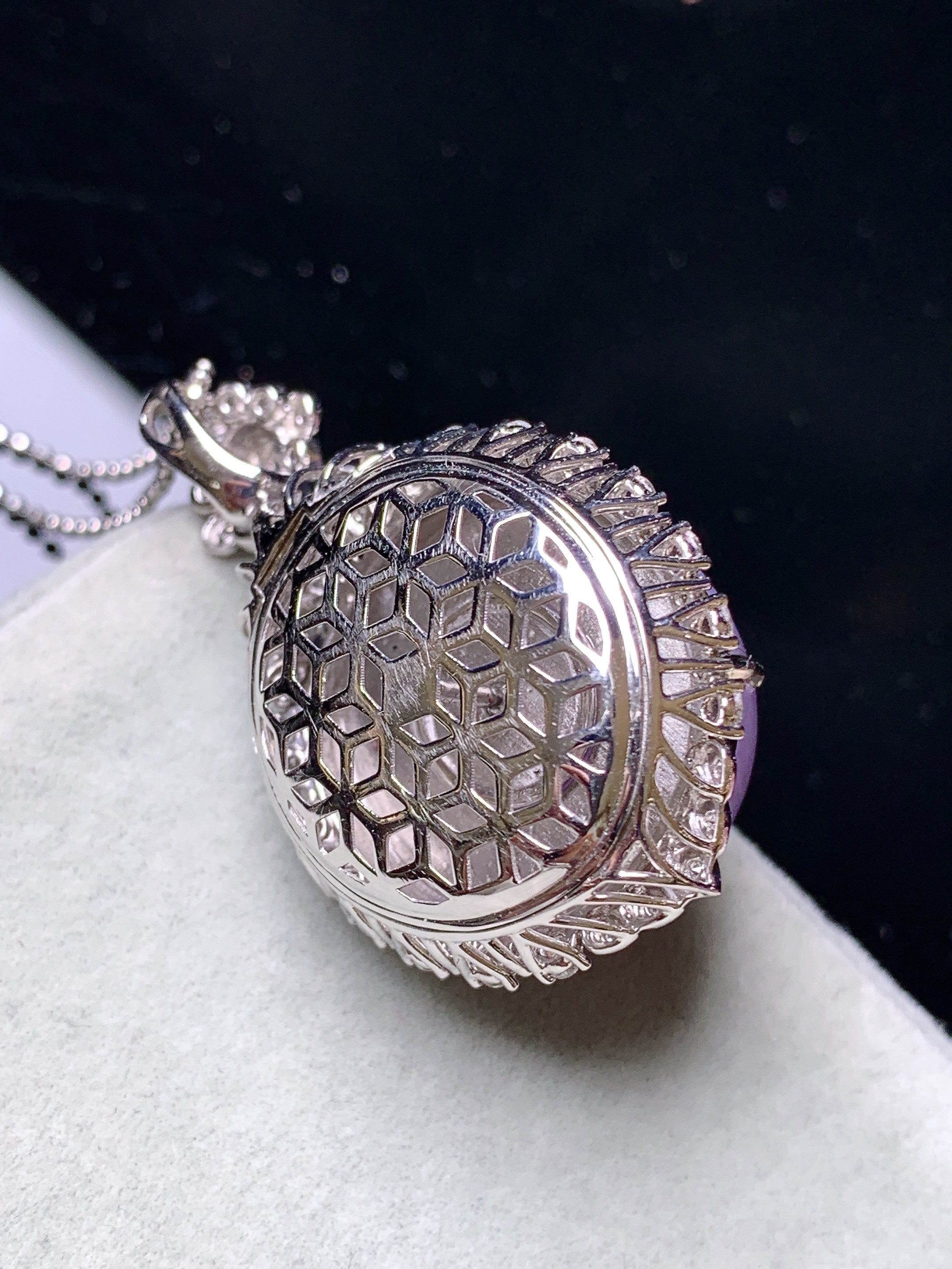 18k金钻镶嵌紫罗兰蛋面吊坠 玉质细腻 色泽艳丽清新 水润亮眼 整体尺寸36.5*22.6*16.5b7