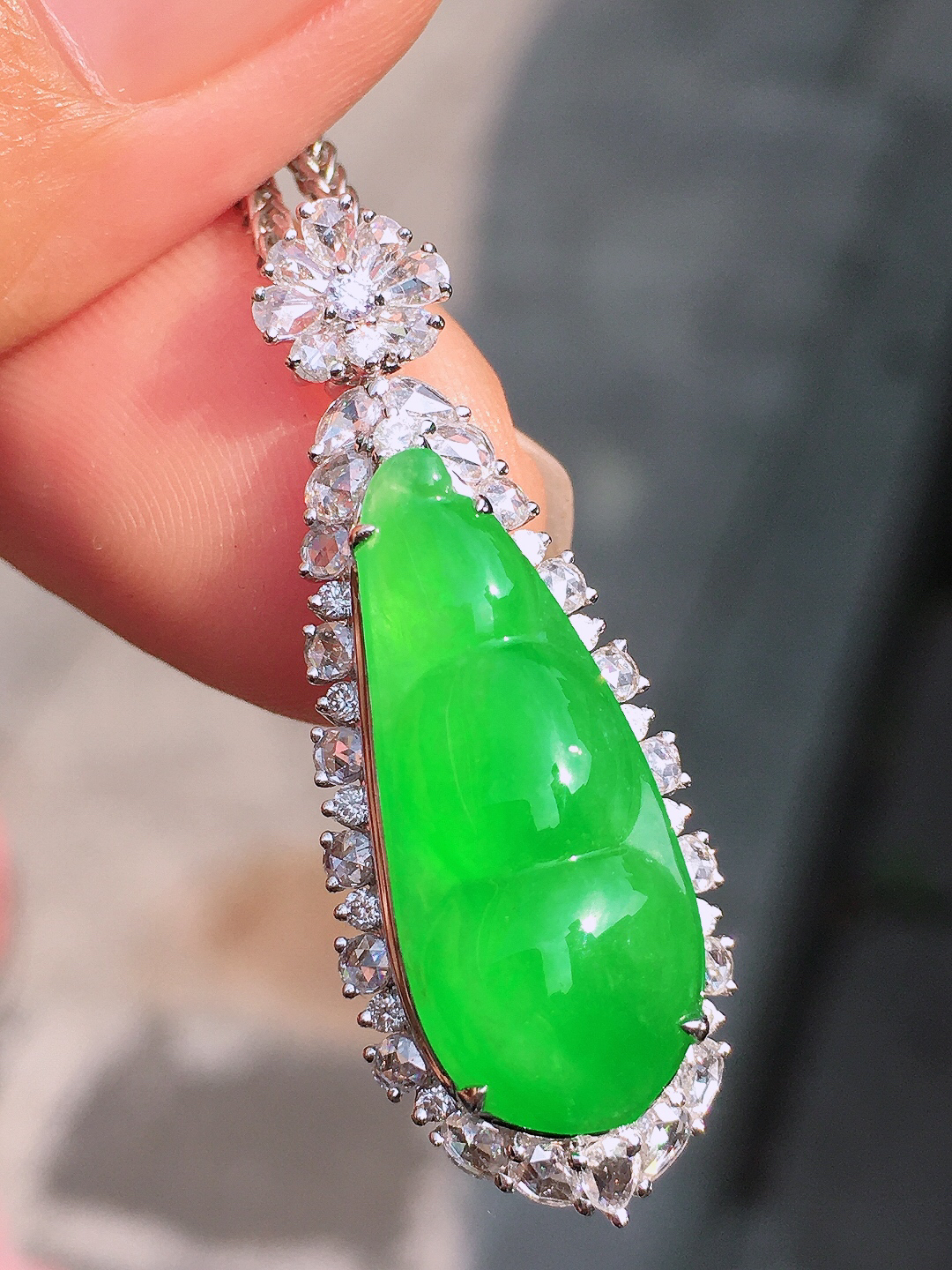 阳绿福豆吊坠，色泽均匀艳丽，玉质细腻，荧光感超
强，饱满圆润，尽显优雅气质，18k
金豪华镶嵌