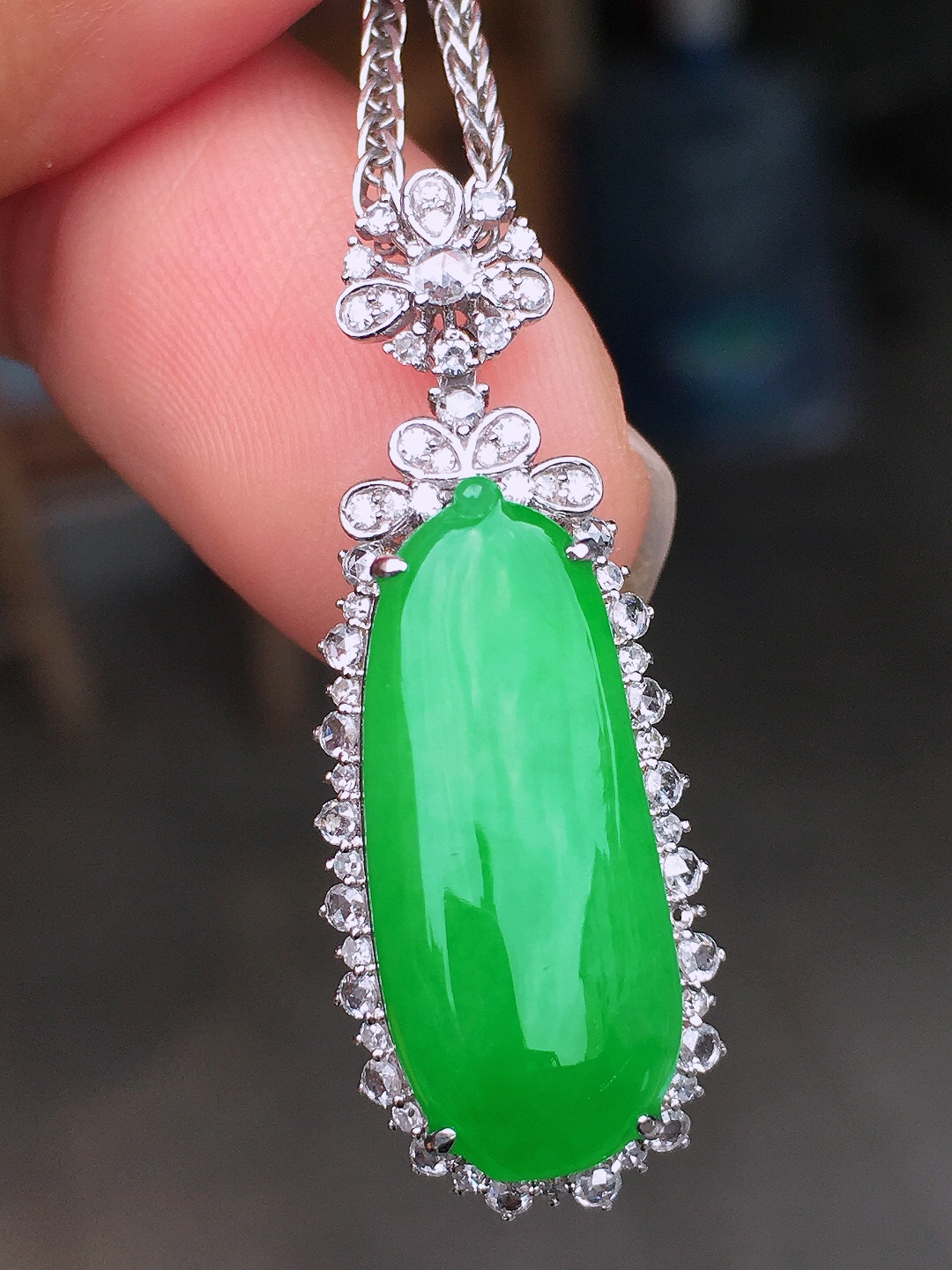 阳绿福瓜吊坠，色泽均匀艳丽，玉质细腻，荧光感超
强，饱满圆润，尽显优雅气质，18k
金豪华镶嵌