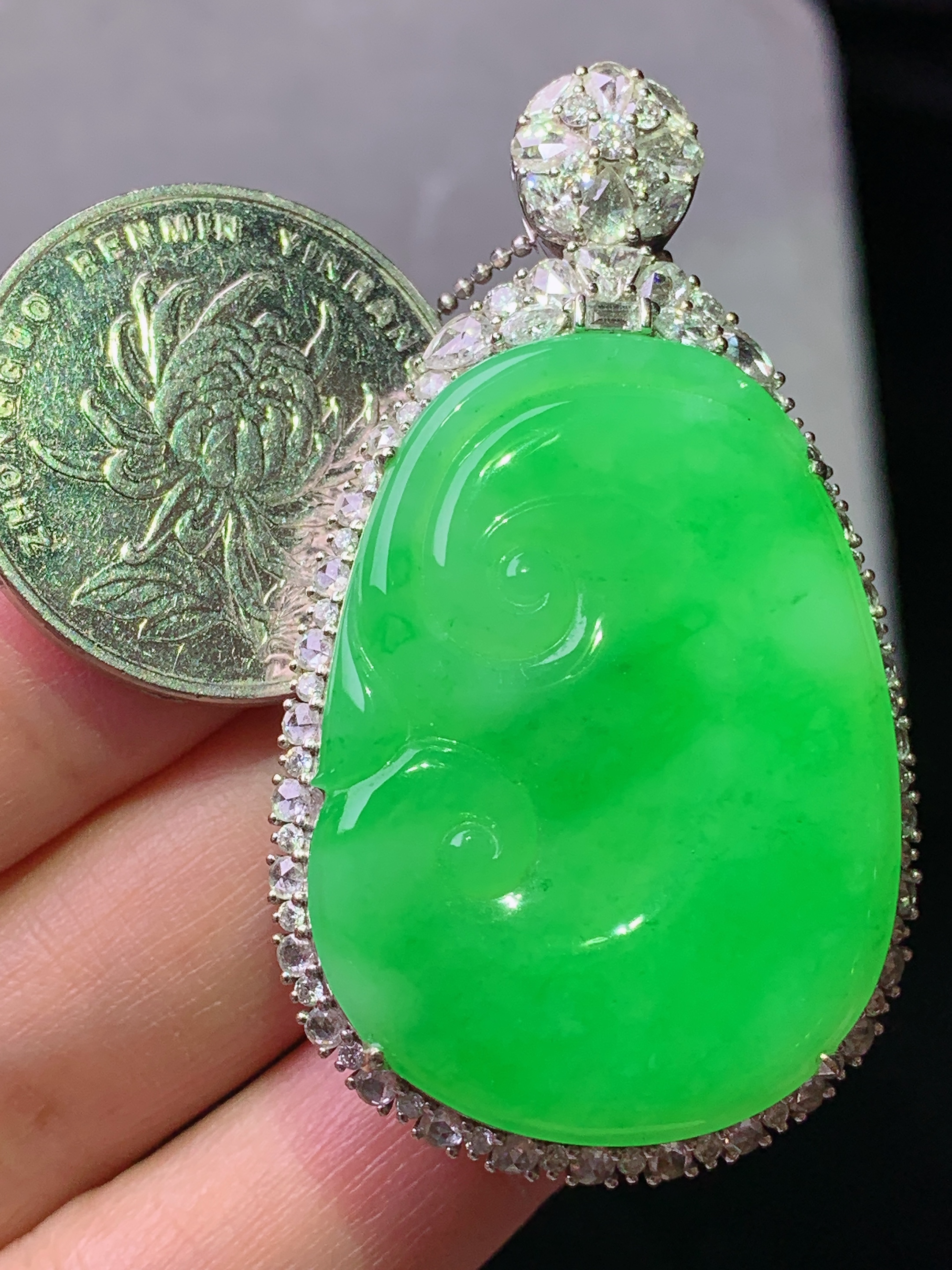 18k金钻镶嵌冰阳绿如意吊坠 玉质细腻 色泽艳丽清新 水润亮眼 整体尺寸50.5*29.3*10.2b7