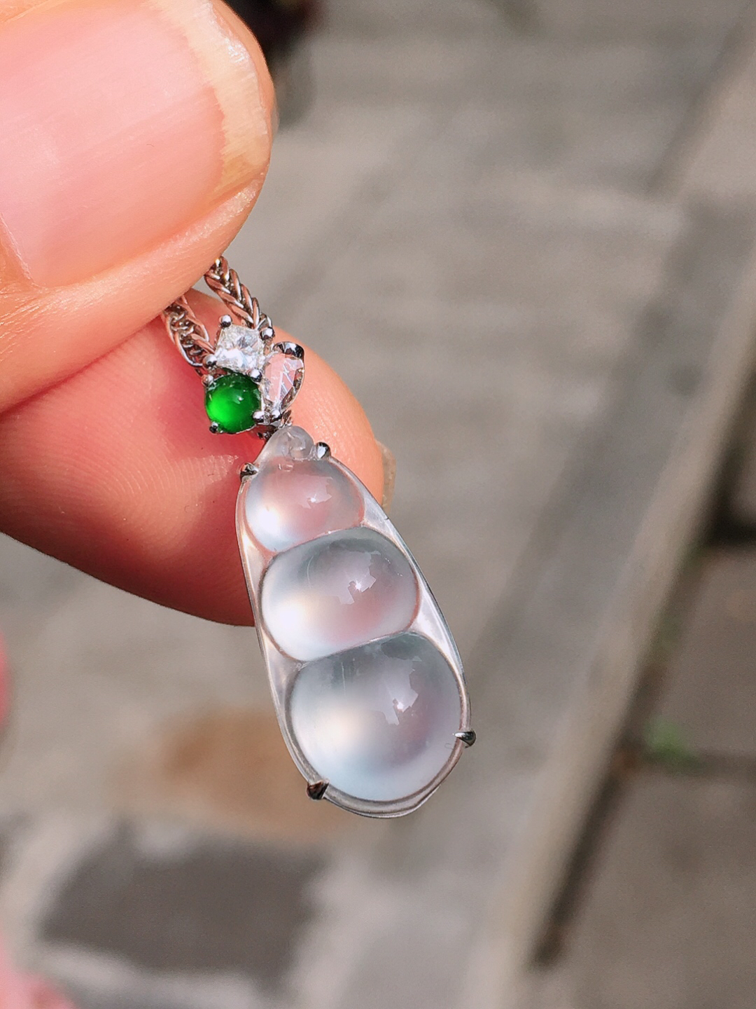 玻璃种福豆吊坠，玉质细腻，荧光感超
强，饱满圆润，尽显优雅气质，18k
金豪华镶嵌