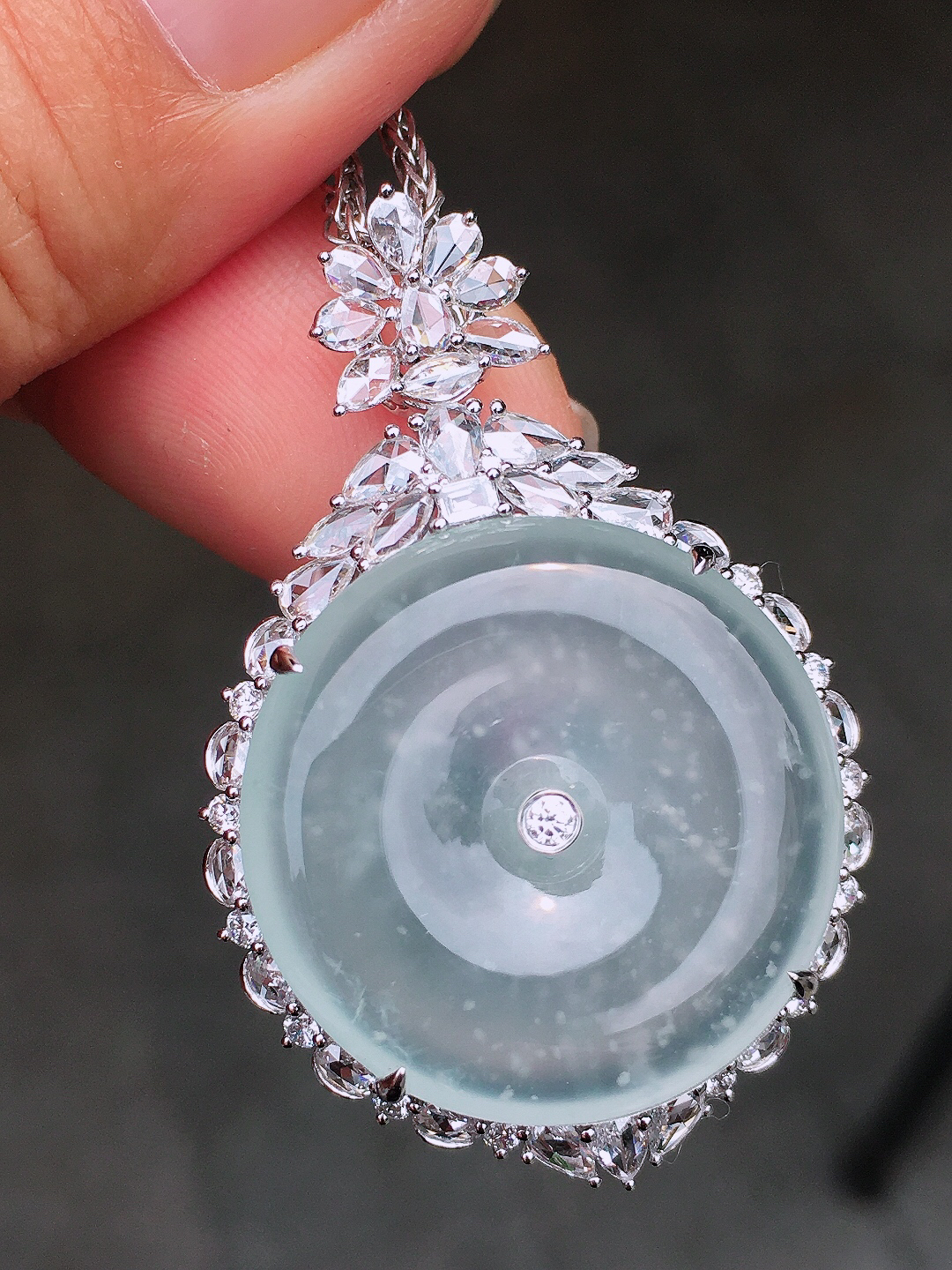 冰种平安扣吊坠，玉质细腻，荧光感超
强，饱满圆润，尽显优雅气质，18k
金豪华镶嵌