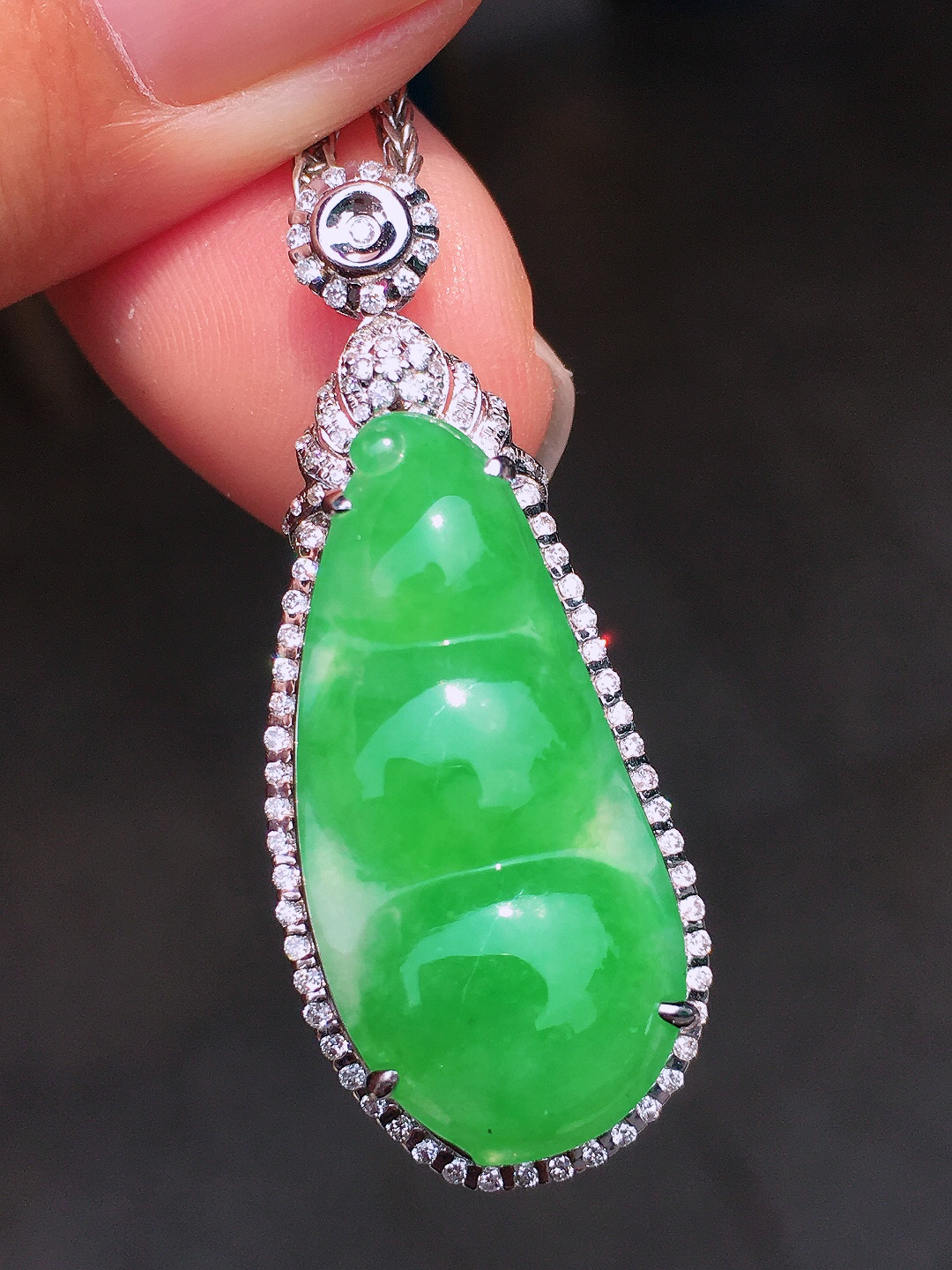 阳绿福豆吊坠，色泽均匀艳丽，玉质细腻，荧光感超
强，饱满圆润，尽显优雅气质，18k
金豪华镶嵌