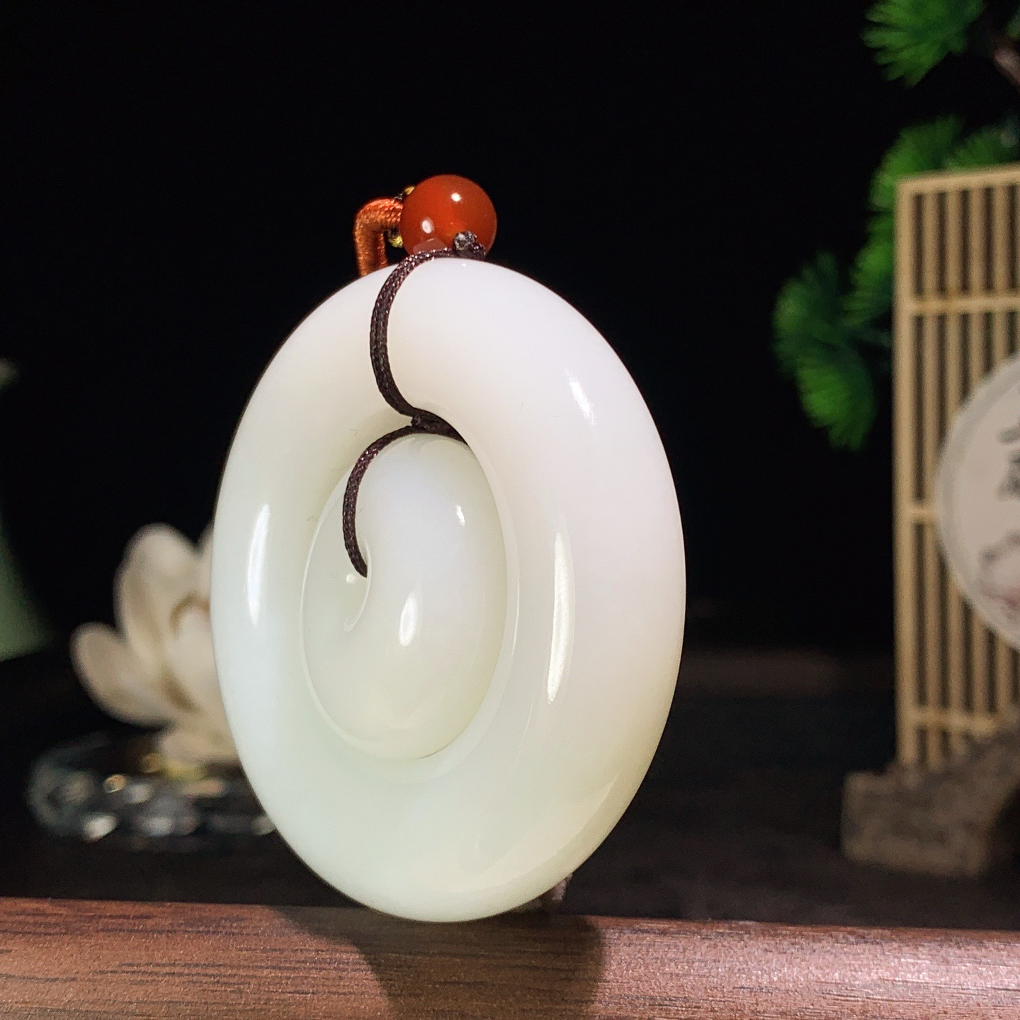 和田玉羊脂白玉子母扣挂件。尺寸53/12重65克，玉质细腻油润 脂粉好，品质好！lt260418