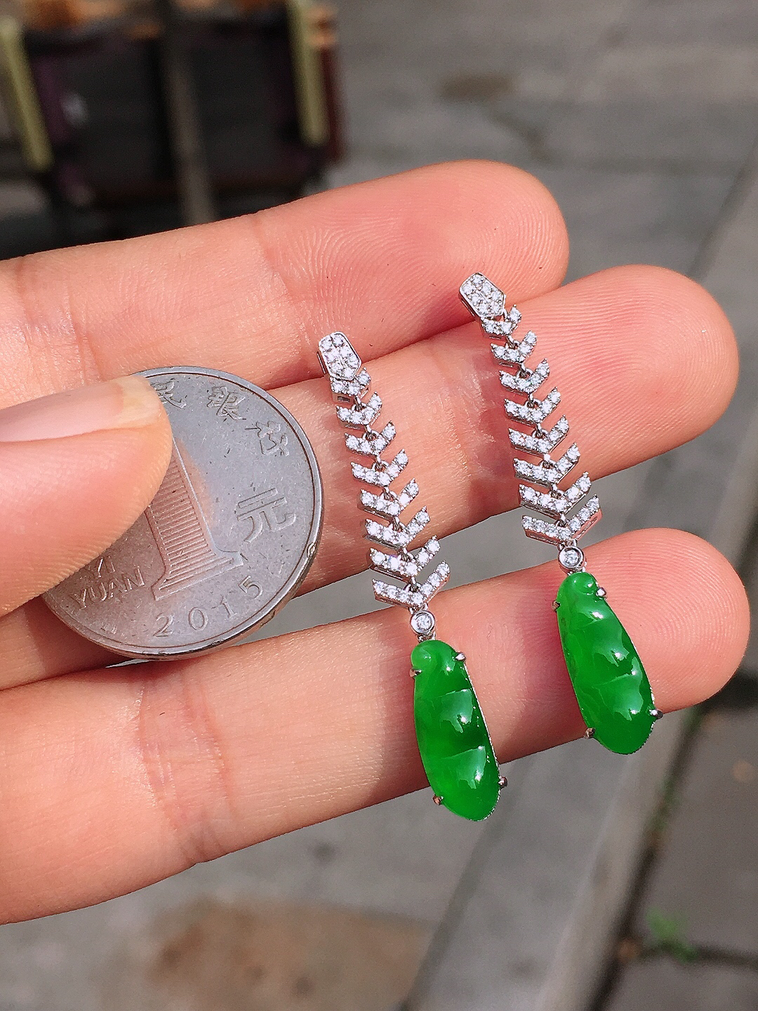 阳绿福豆耳坠，色泽均匀艳丽，玉质细腻，荧光感超
强，饱满圆润，尽显优雅气质，18k
金豪华镶嵌