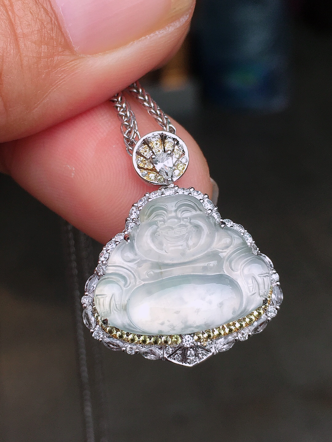 冰种佛公吊坠，玉质细腻，荧光感超
强，饱满圆润，尽显优雅气质，18k
金豪华镶嵌