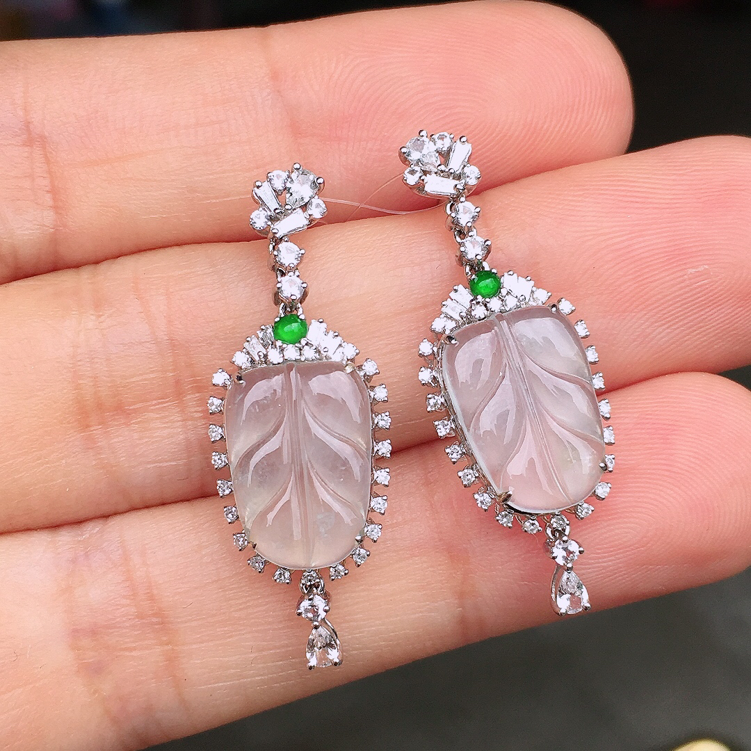 冰种玉叶耳坠，玉质细腻，荧光感超
强，饱满圆润，尽显优雅气质，18k
金豪华镶嵌