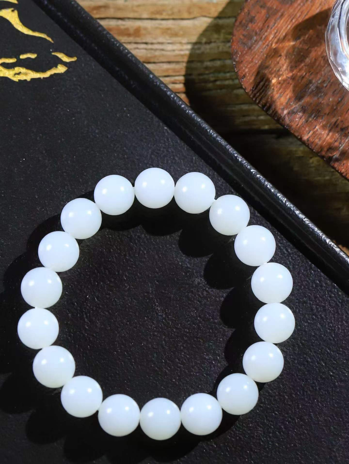 【珠圆玉润.手串】

精品老坑俄料 玉质温润细腻  整串打磨圆润，佩戴舒适。珠珠落玉盘，间关莺语花底滑，一生美好时光，无论身在何处，都有它相伴相守。事事顺遂，幸福美满，吉祥如意。重35克 尺寸取一11mm  FDA-2210336