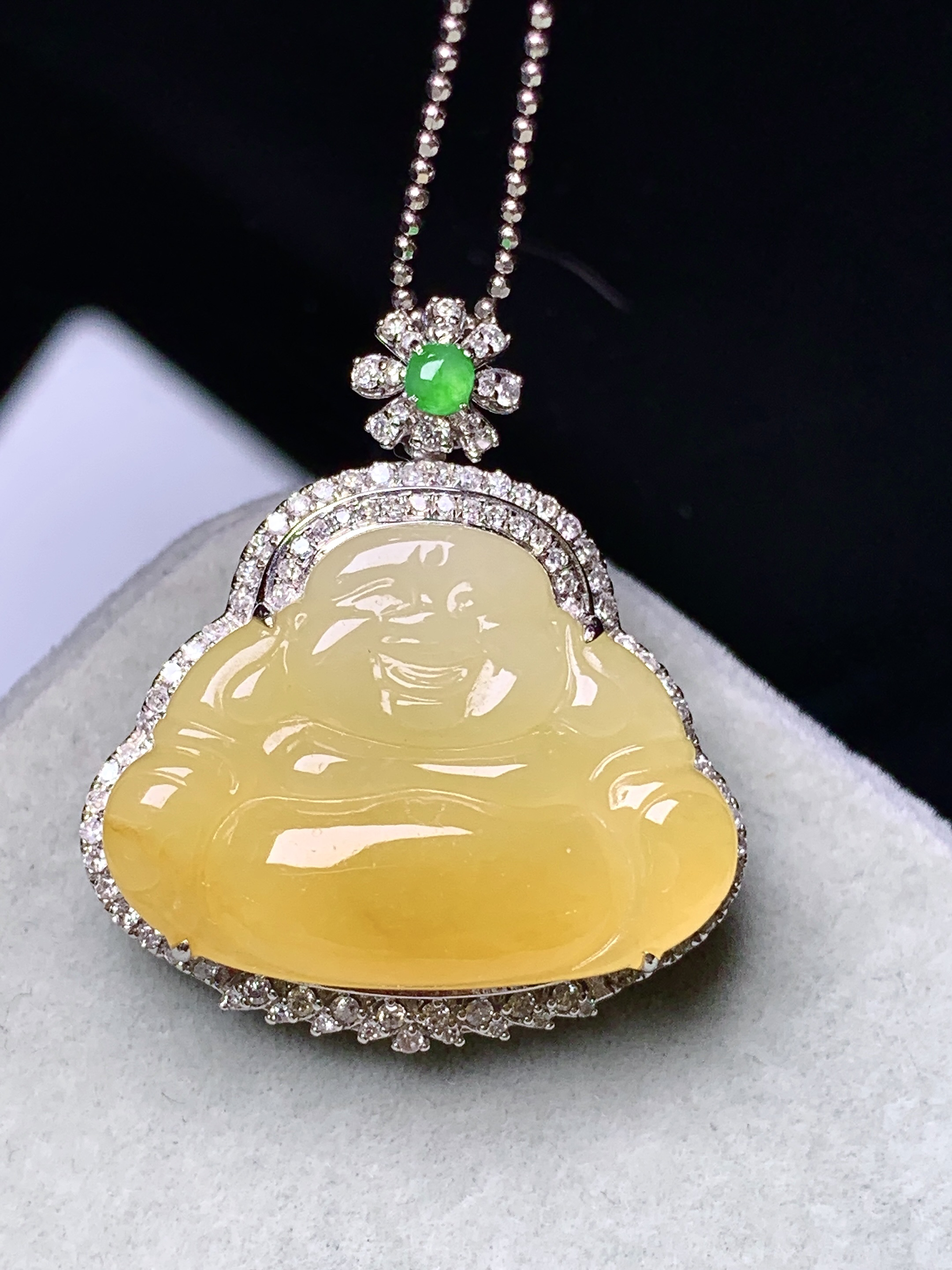 18k金钻镶嵌冰黄翡佛公吊坠 玉质细腻 色泽艳丽清新 水润亮眼 整体尺寸29.8*26.5*9.5b7