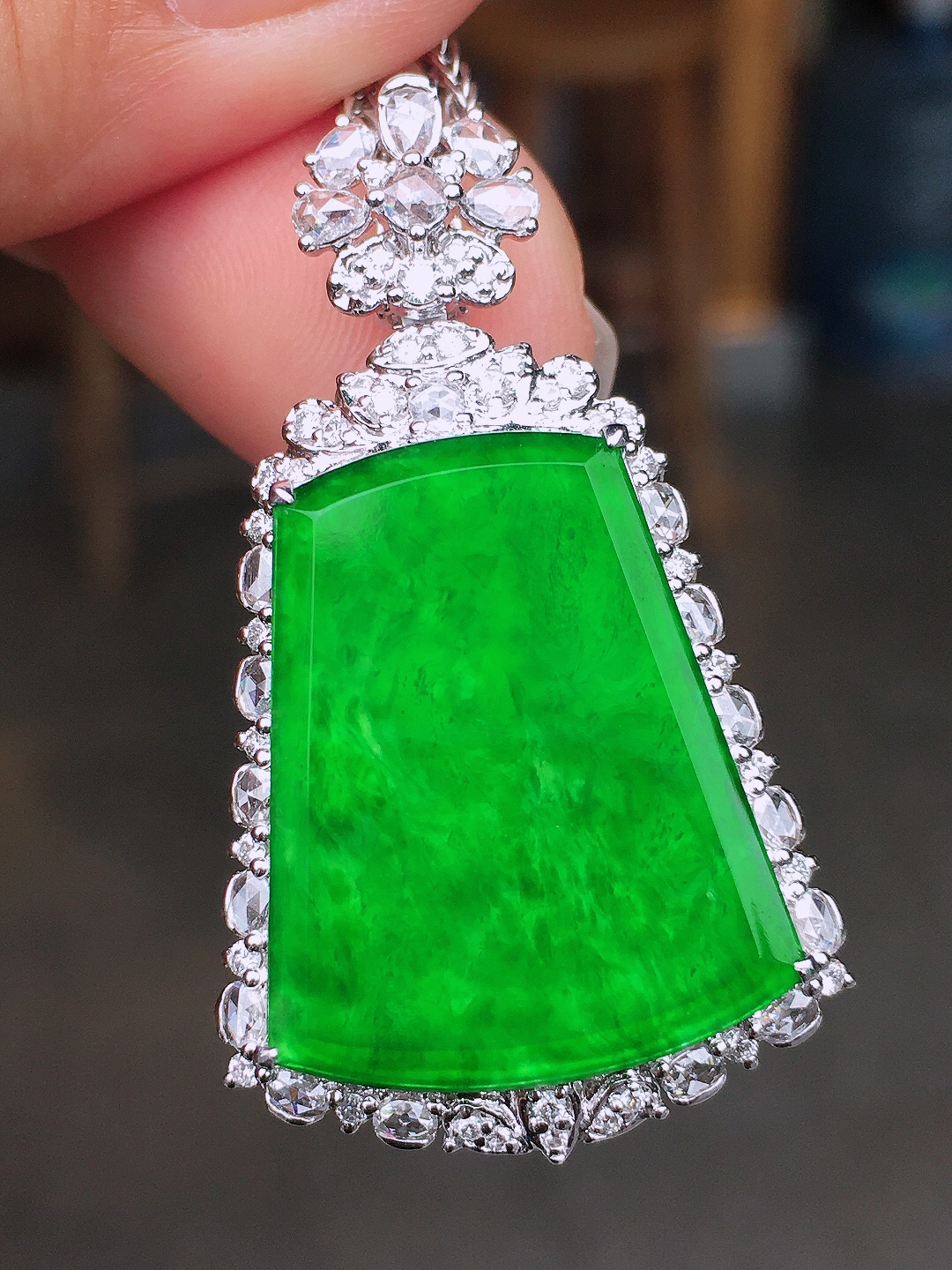 阳绿无事牌吊坠，色泽均匀艳丽，玉质细腻，荧光感超
强，饱满圆润，尽显优雅气质，18k
金豪华镶嵌