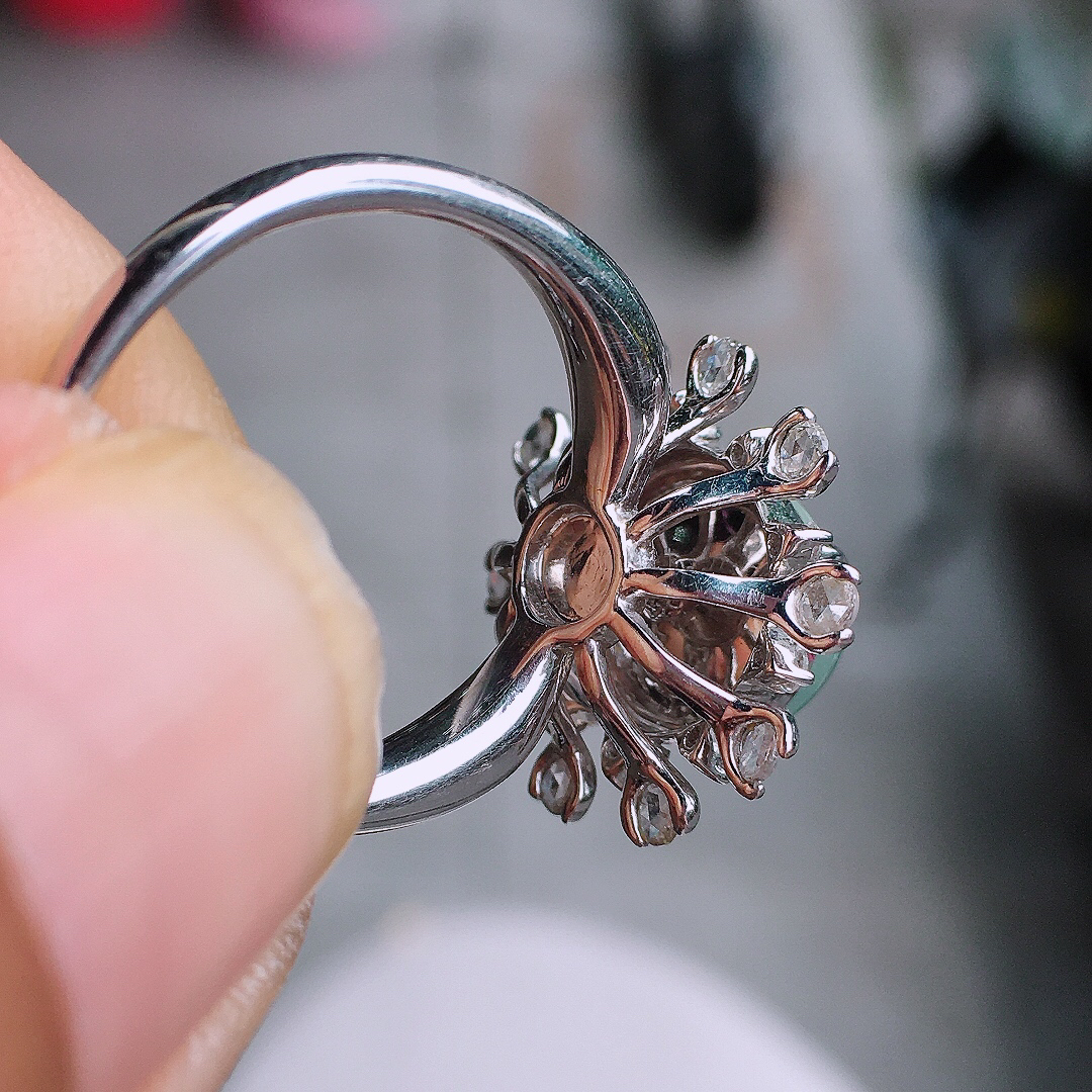 玻璃种蛋面戒指，玉质细腻，荧光感超
强，饱满圆润，尽显优雅气质，18k
金豪华镶嵌