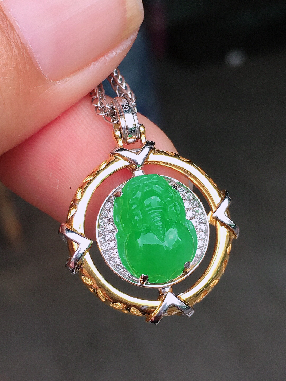 阳绿貔貅吊坠，色泽均匀艳丽，玉质细腻，荧光感超
强，饱满圆润，尽显优雅气质，18k
金豪华镶嵌