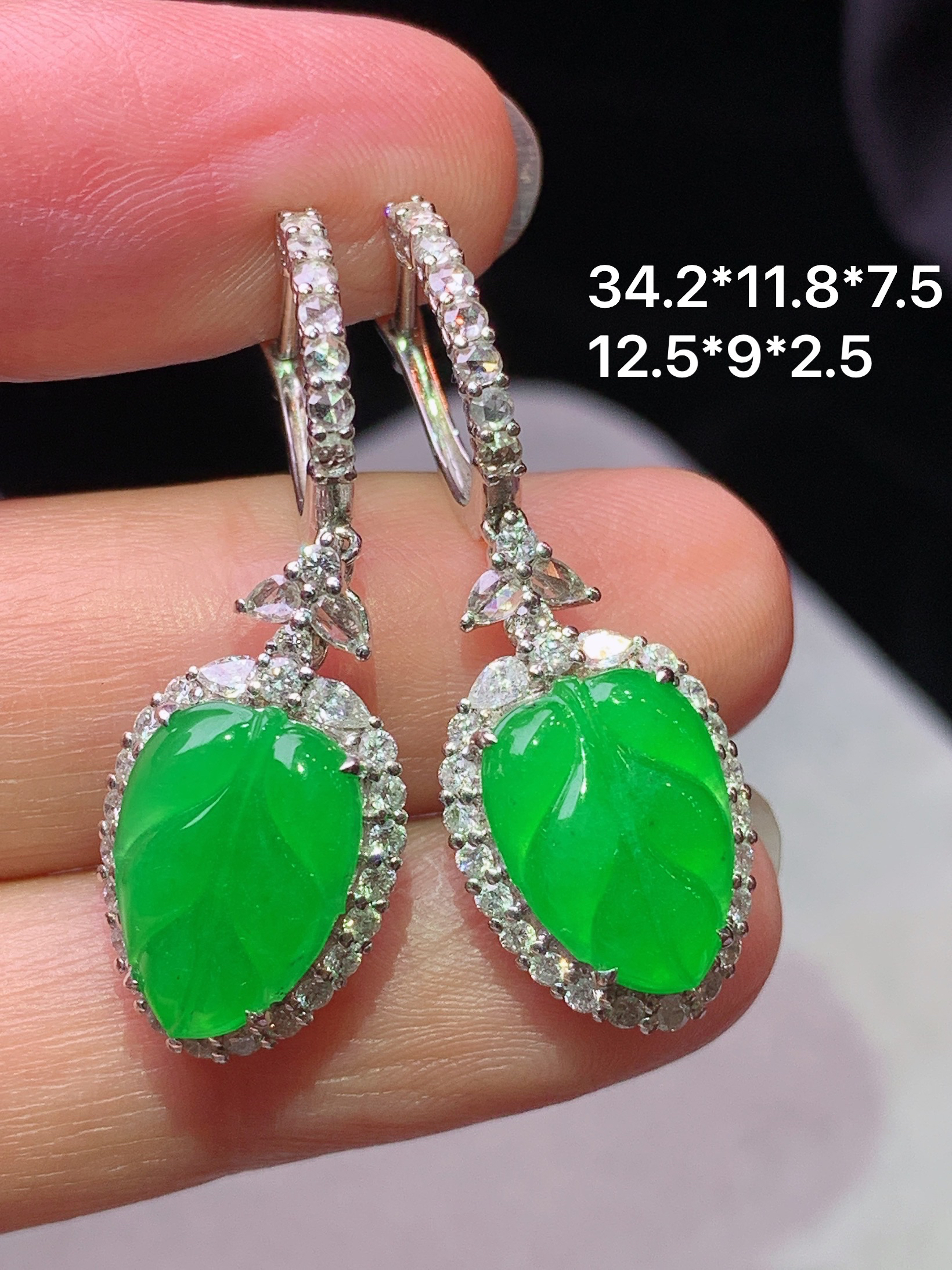 18k金钻镶嵌冰阳绿树叶耳坠 玉质细腻 色泽艳丽清新 水润亮眼 整体尺寸34.2*11.8*7.5c6