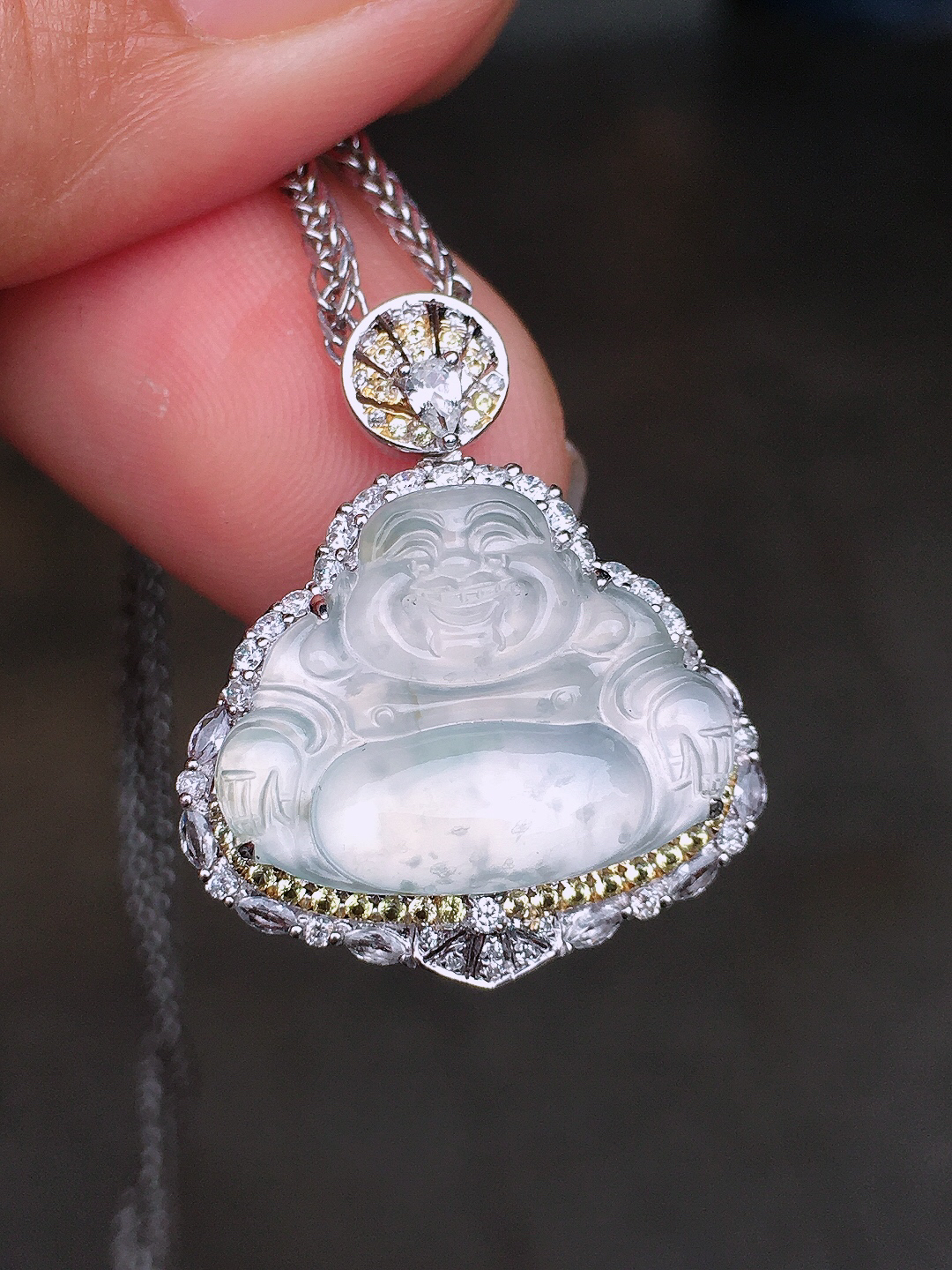 冰种佛公吊坠，玉质细腻，荧光感超
强，饱满圆润，尽显优雅气质，18k
金豪华镶嵌