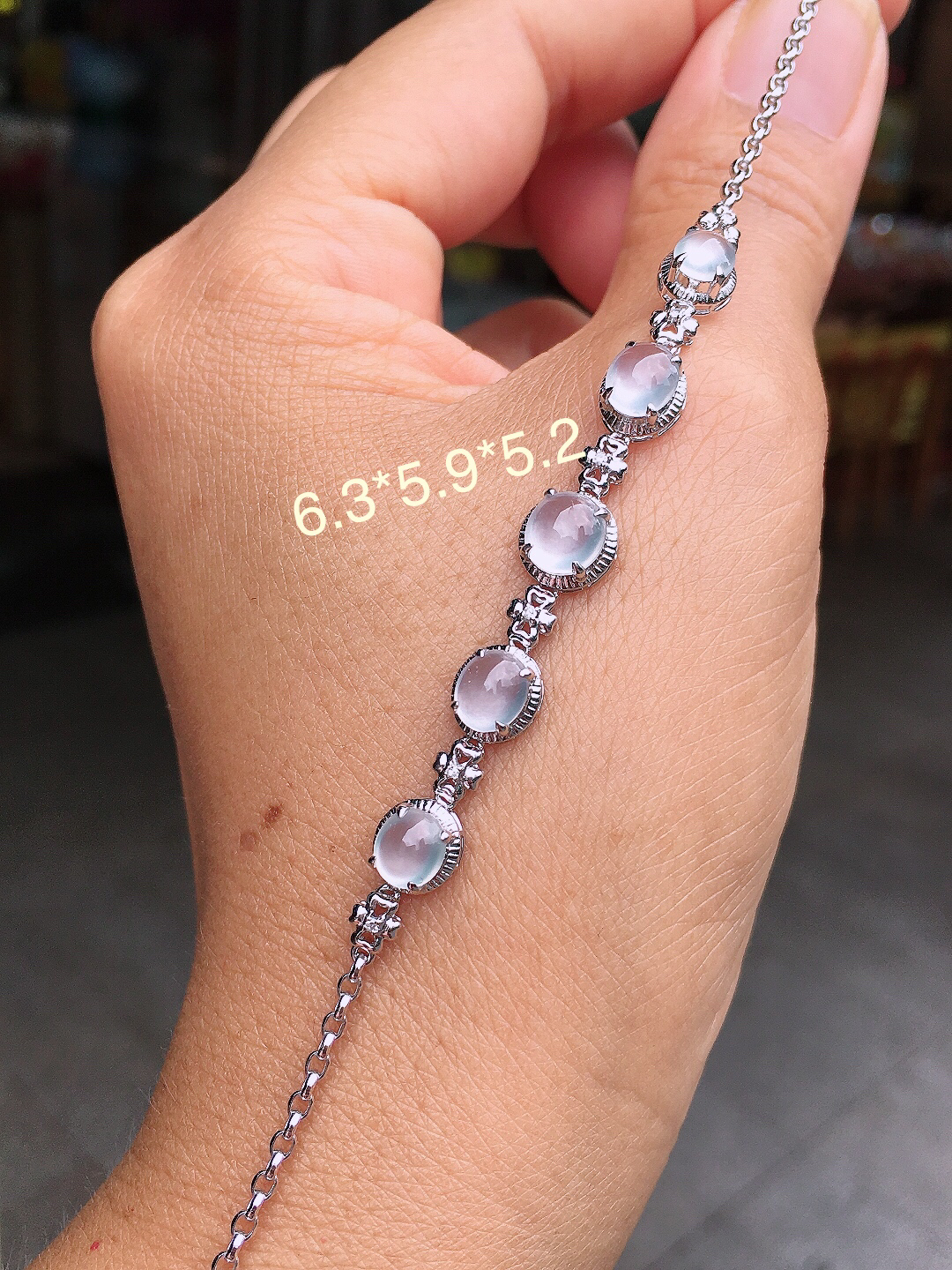 冰种蛋面手链，玉质细腻，荧光感超
强，饱满圆润，尽显优雅气质，18k
金豪华镶嵌