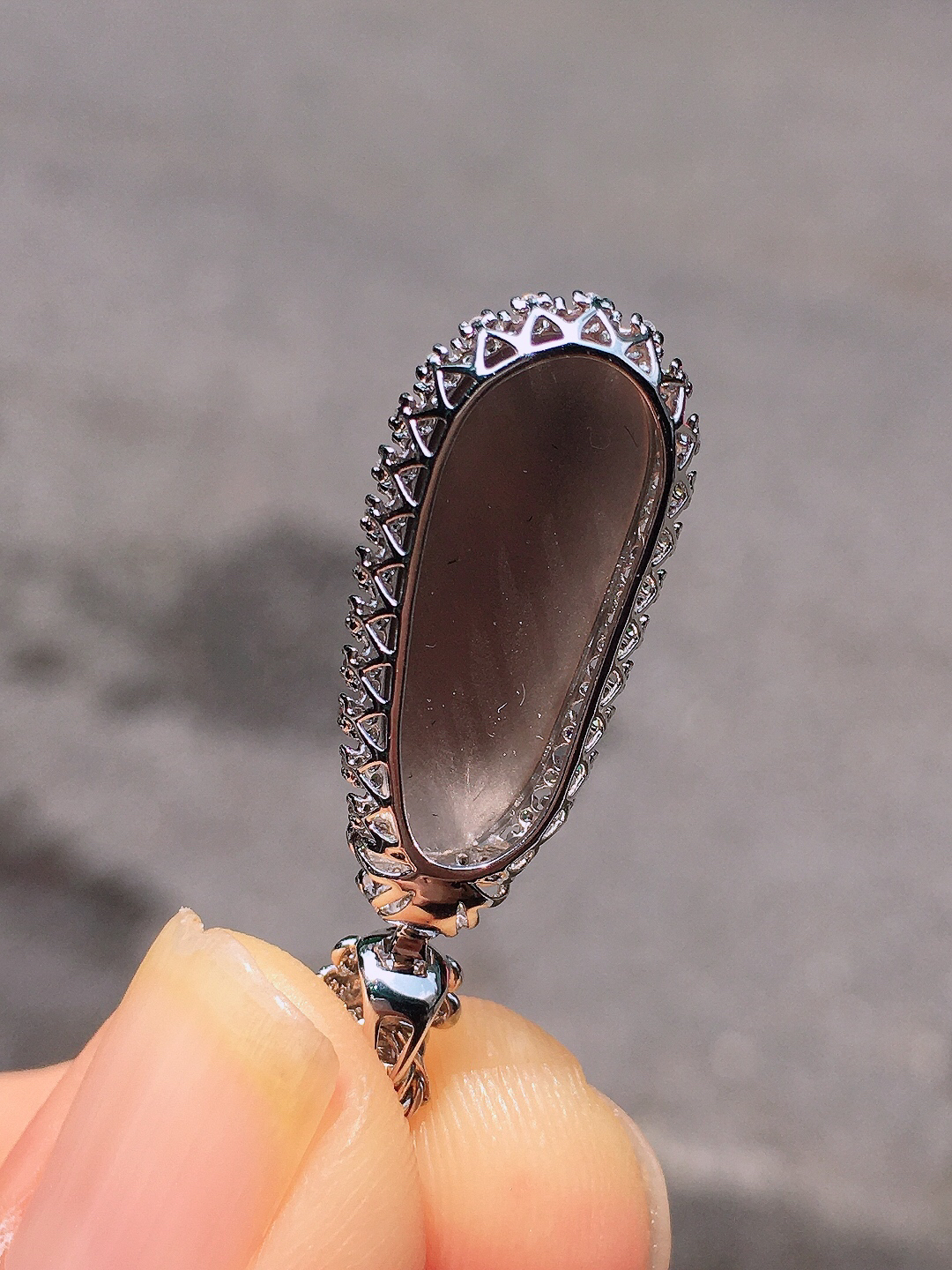 冰种福豆吊坠，色泽均匀艳丽，玉质细腻，荧光感超
强，饱满圆润，尽显优雅气质，18k
金豪华镶嵌