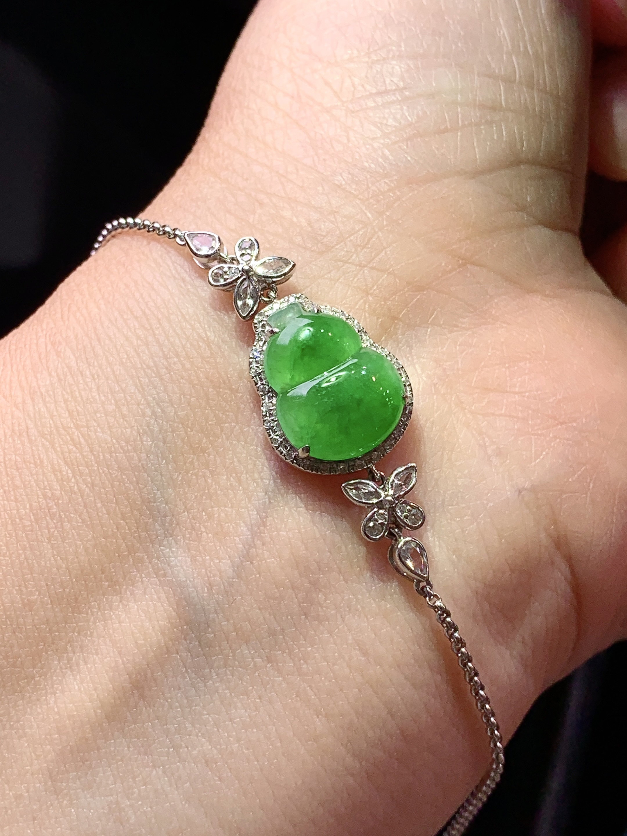 18k金钻镶嵌满绿葫芦手链 玉质细腻 色泽艳丽清新 水润亮眼 整体尺寸160*12.3*5.5c1