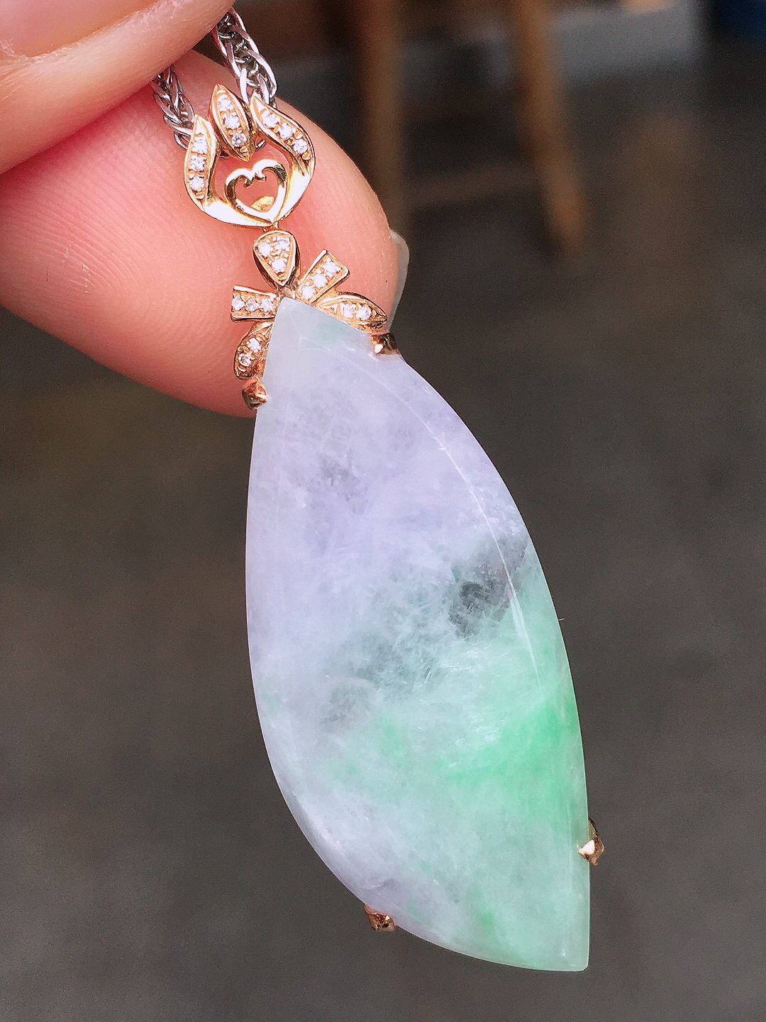 春彩随形吊坠，色泽艳丽，玉质细腻，荧光感超
强，饱满圆润，尽显优雅气质，18k
金豪华镶嵌