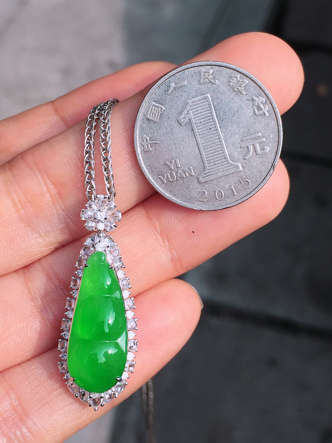 阳绿福豆吊坠，色泽均匀艳丽，玉质细腻，荧光感超
强，饱满圆润，尽显优雅气质，18k
金豪华镶嵌