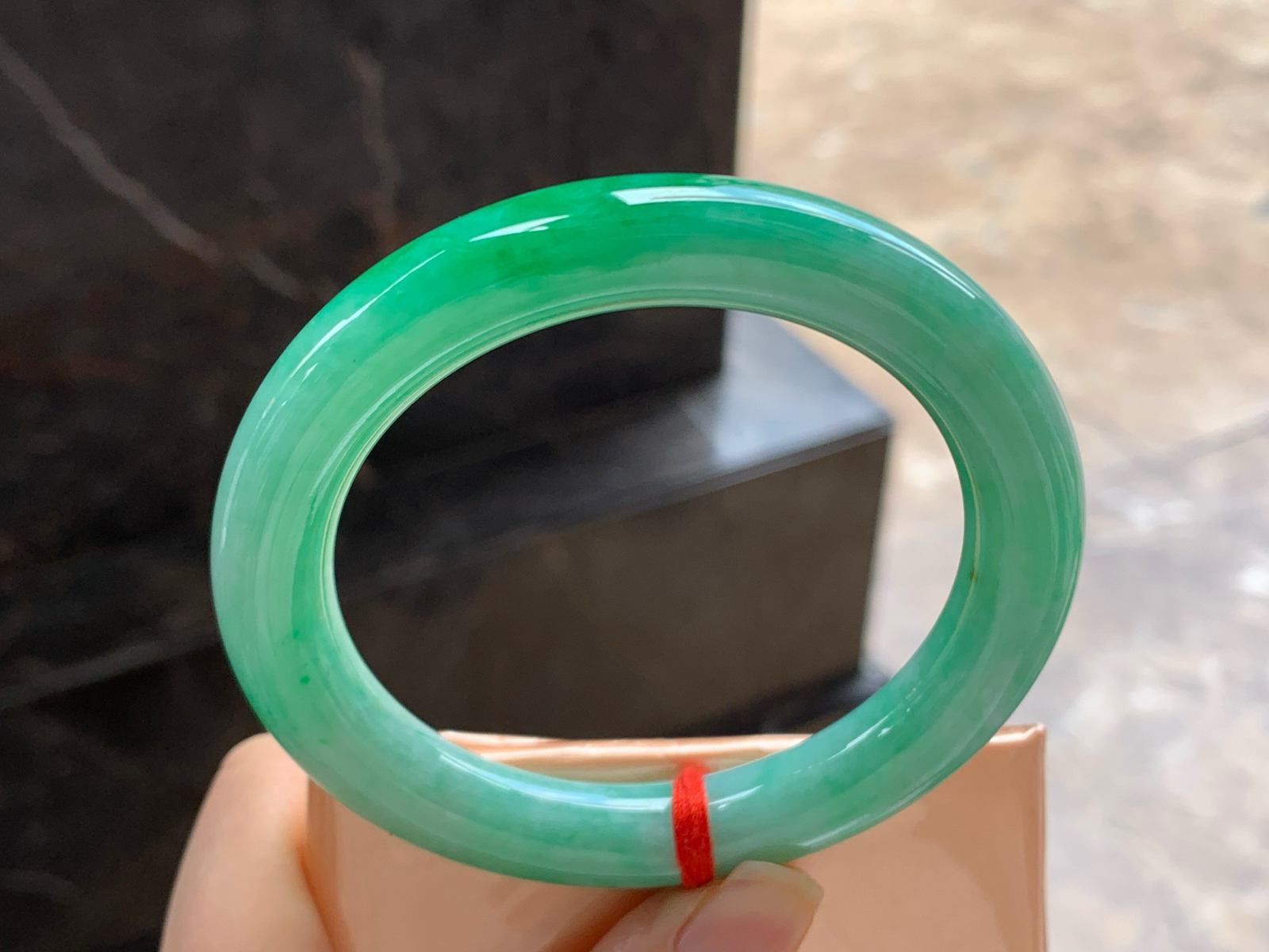 56.5-10.3

辣绿色圆条手镯^_^颜色鲜艳