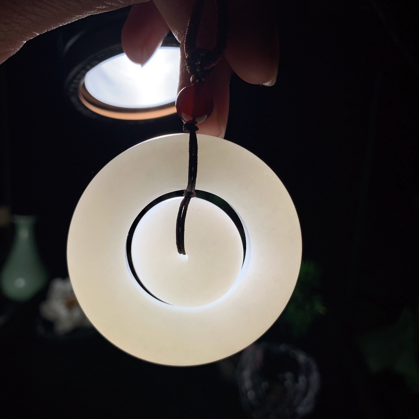 和田玉羊脂白玉子母扣挂件。尺寸53/12重65克，玉质细腻油润 脂粉好，品质好！lt260418