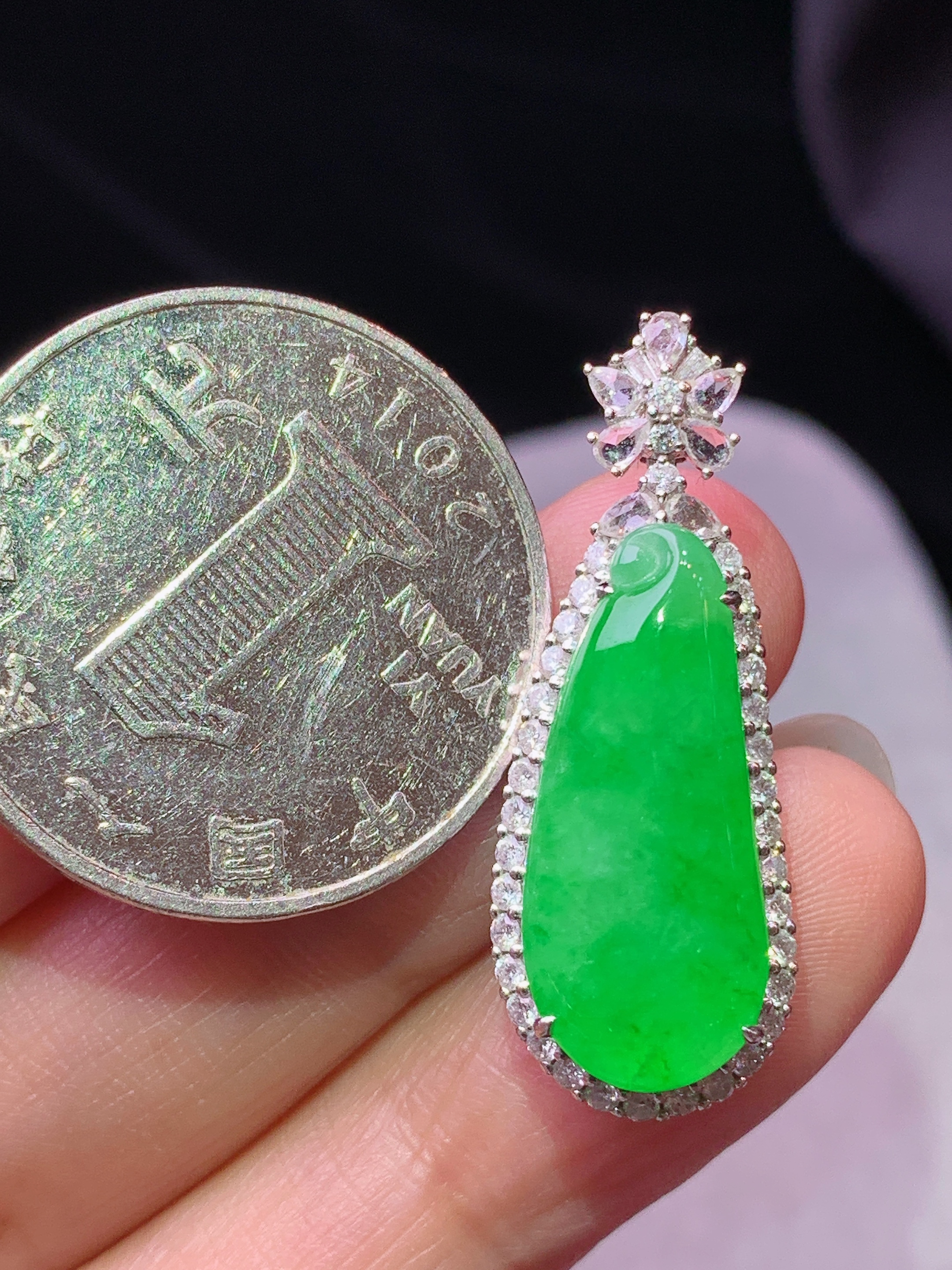 18k金钻镶嵌冰阳绿福瓜吊坠 玉质细腻 色泽艳丽清新 水润亮眼 整体尺寸31*11.8*8.6j3