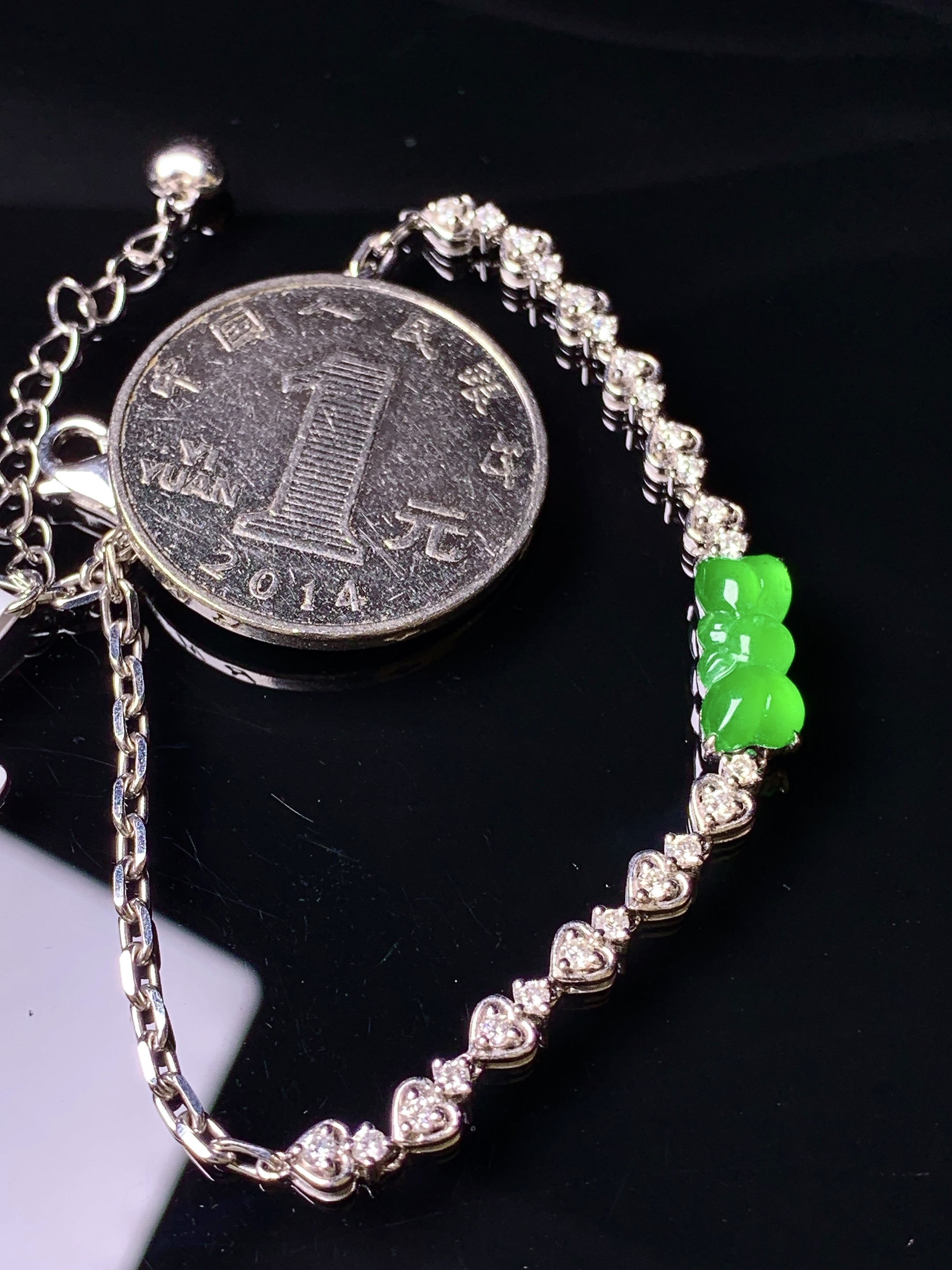 18k金钻镶嵌冰阳绿蝴蝶结手链 玉质细腻 色泽艳丽清新 水润亮眼 裸石尺寸11.6*5*2.3