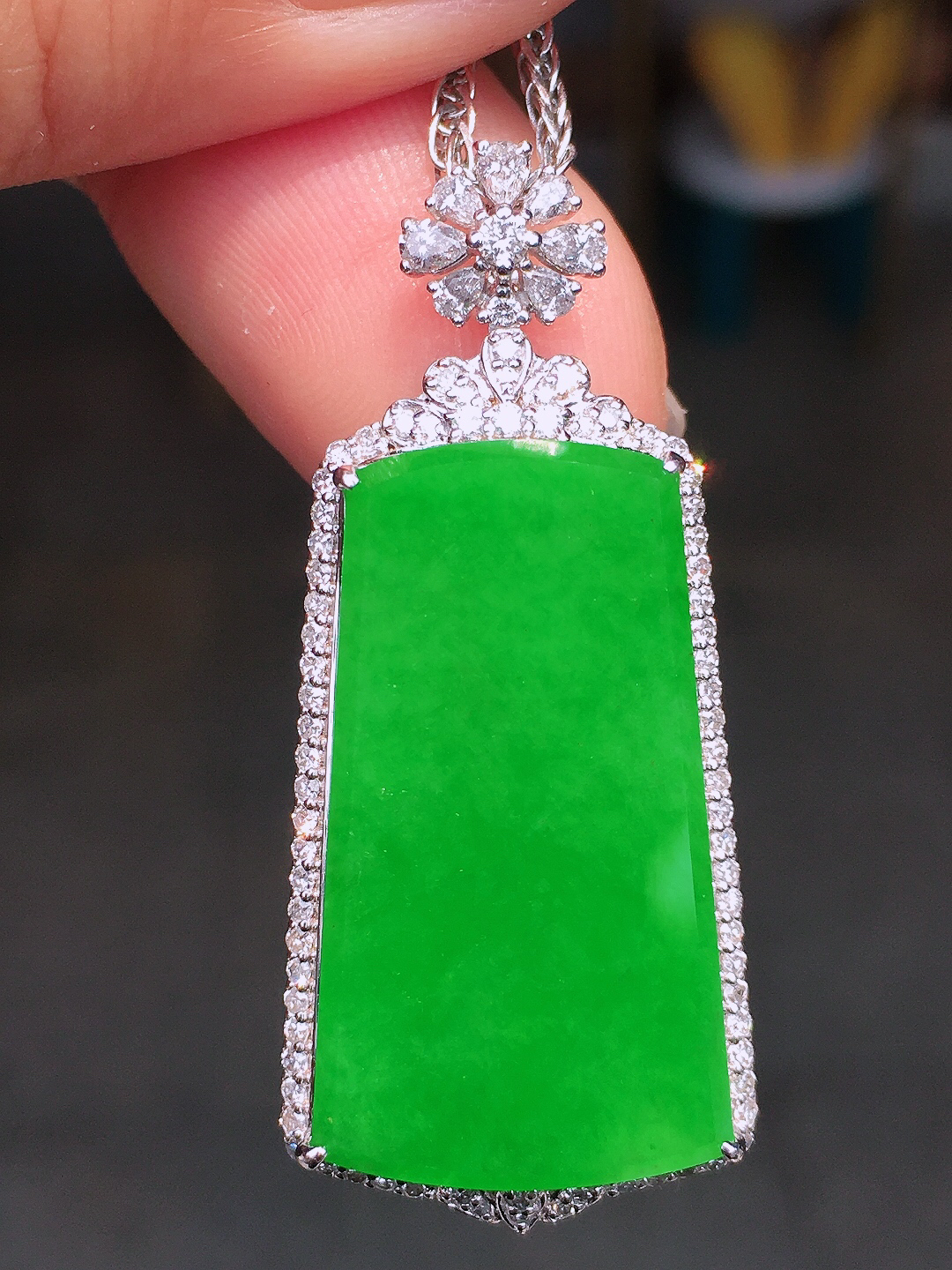 阳绿无事牌吊坠，色泽均匀艳丽，玉质细腻，荧光感超
强，饱满圆润，尽显优雅气质，18k
金豪华镶嵌