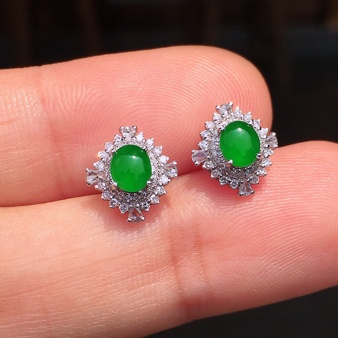 阳绿蛋面耳钉，色泽均匀艳丽，玉质细腻，荧光感超
强，饱满圆润，尽显优雅气质，18k
金豪华镶嵌