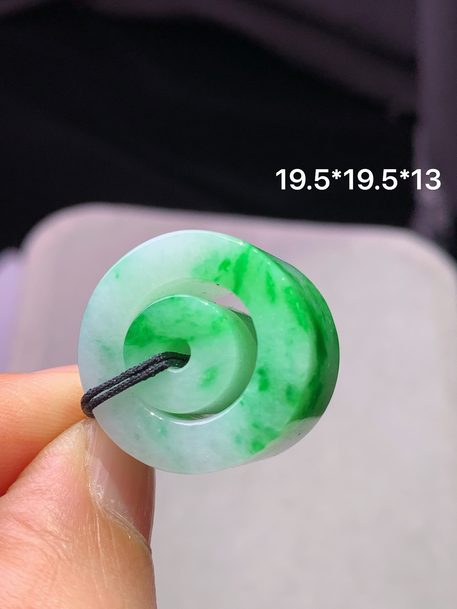 飘阳绿子母路路通吊坠 玉质细腻 色泽艳丽清新 水润亮眼 整体尺寸19.5*13z1