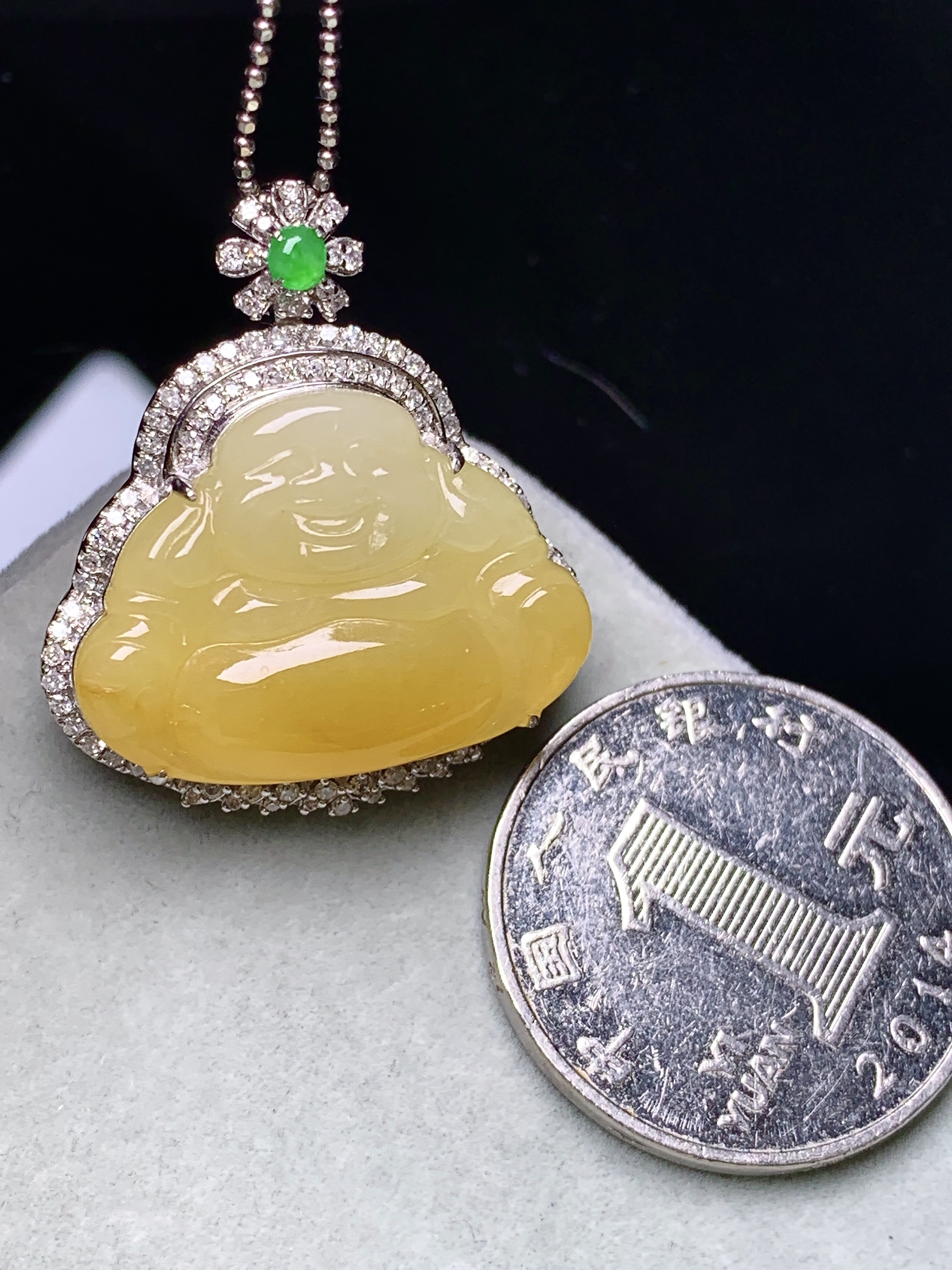 18k金钻镶嵌冰黄翡佛公吊坠 玉质细腻 色泽艳丽清新 水润亮眼 整体尺寸29.8*26.5*9.5b7