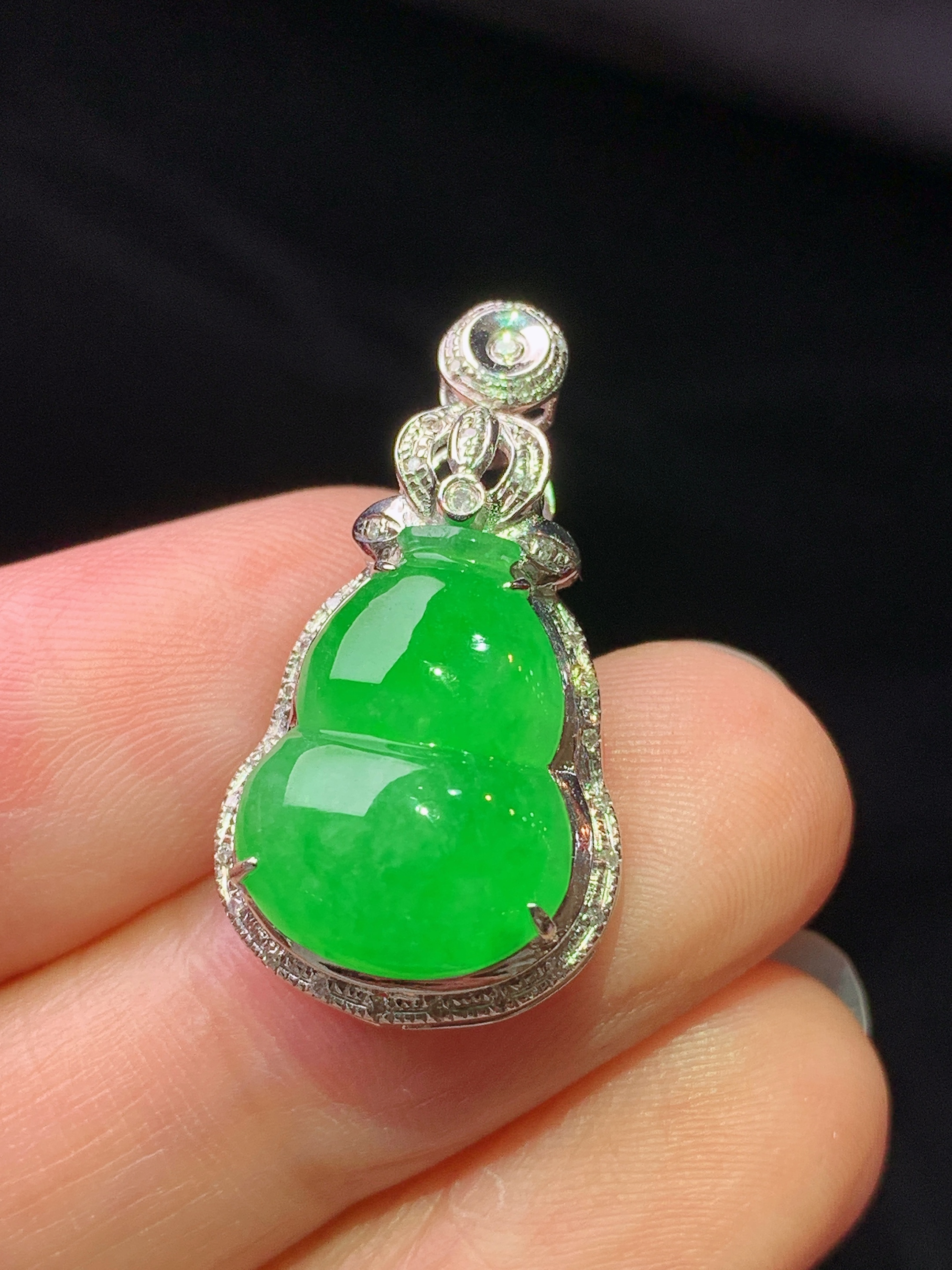 18k金钻镶嵌冰阳绿葫芦吊坠 玉质细腻 色泽艳丽清新 水润亮眼 整体尺寸26*14*8z1