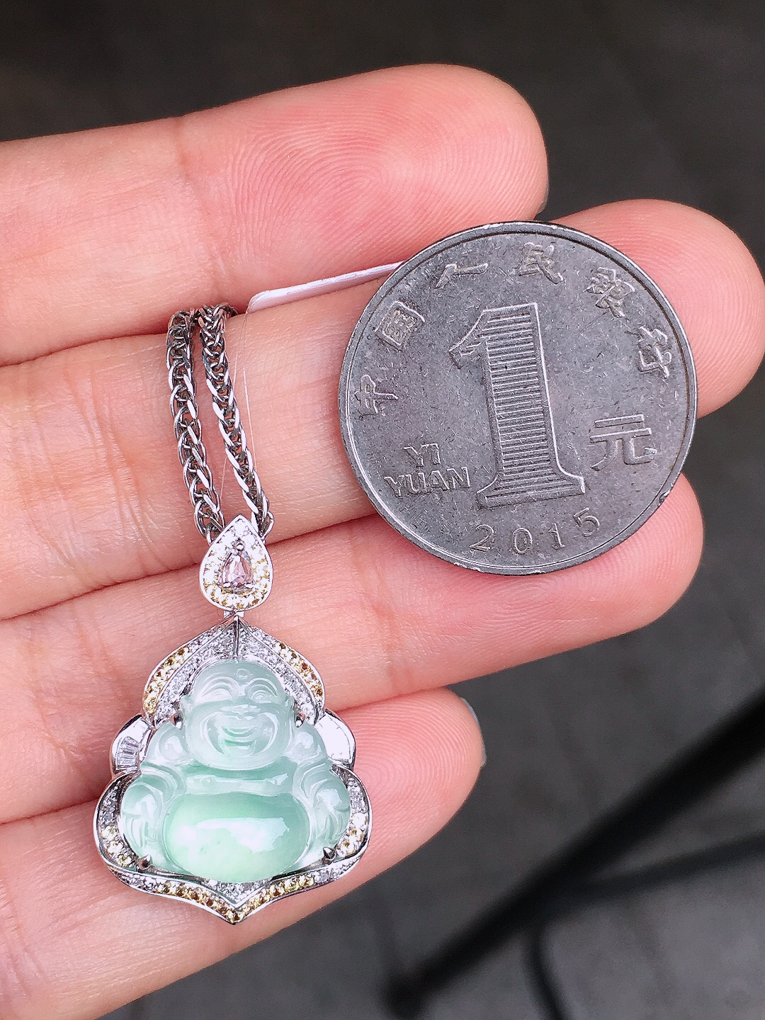 冰种佛公吊坠，色泽均匀艳丽，玉质细腻，荧光感超
强，饱满圆润，尽显优雅气质，18k
金豪华镶嵌