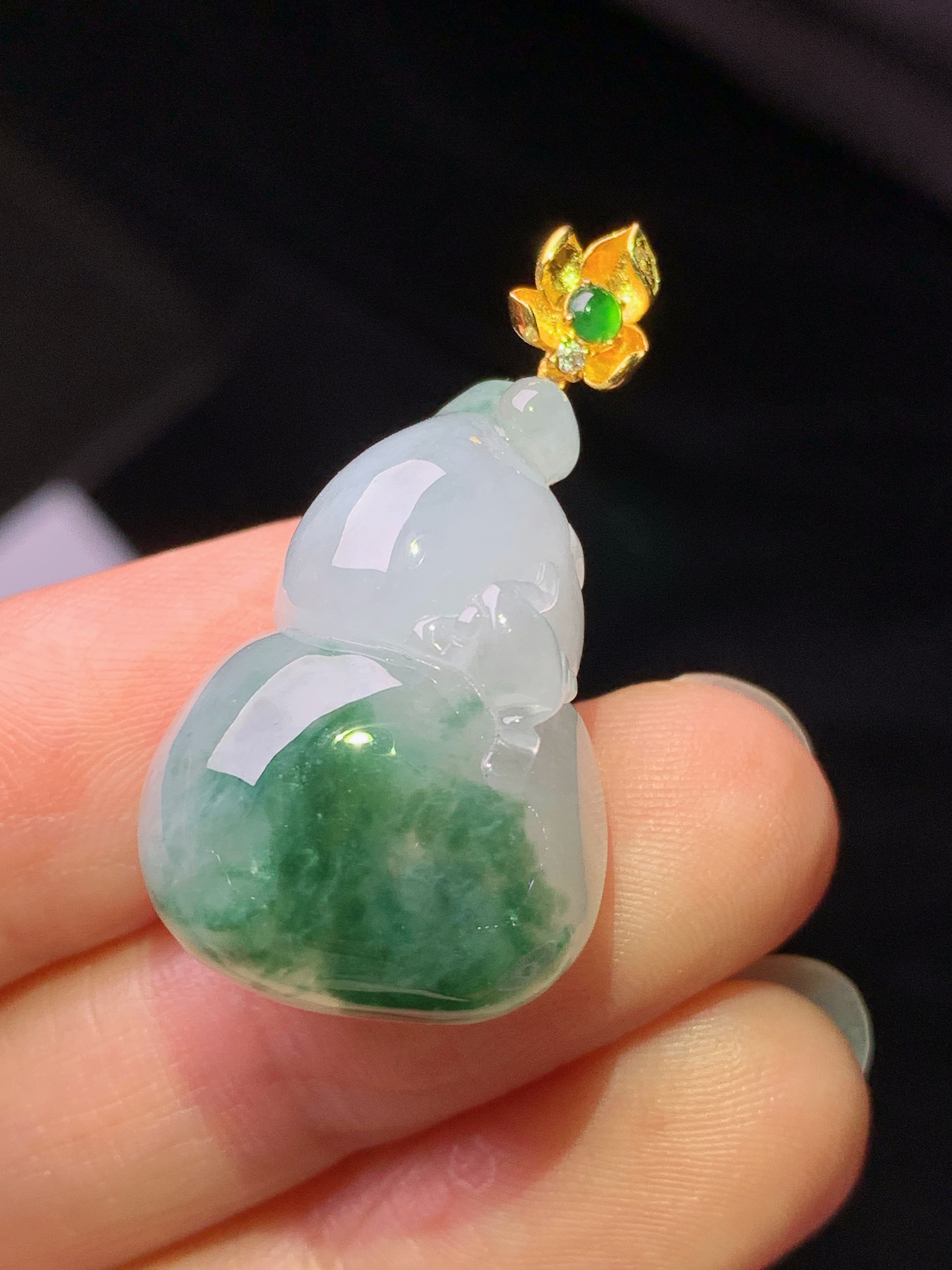 18k金镶嵌飘蓝花葫芦吊坠 玉质细腻 色泽艳丽清新 水润亮眼 整体尺寸32.5*17.6*12.5e1