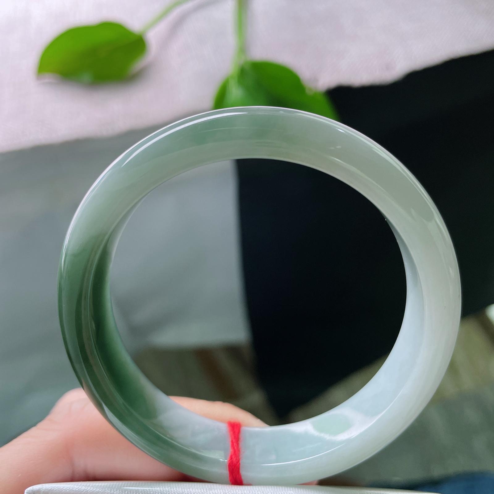 54.2/12.9/7.2，油青正圈，质地温润细腻，把江南烟雨戴在腕上。皮纹..