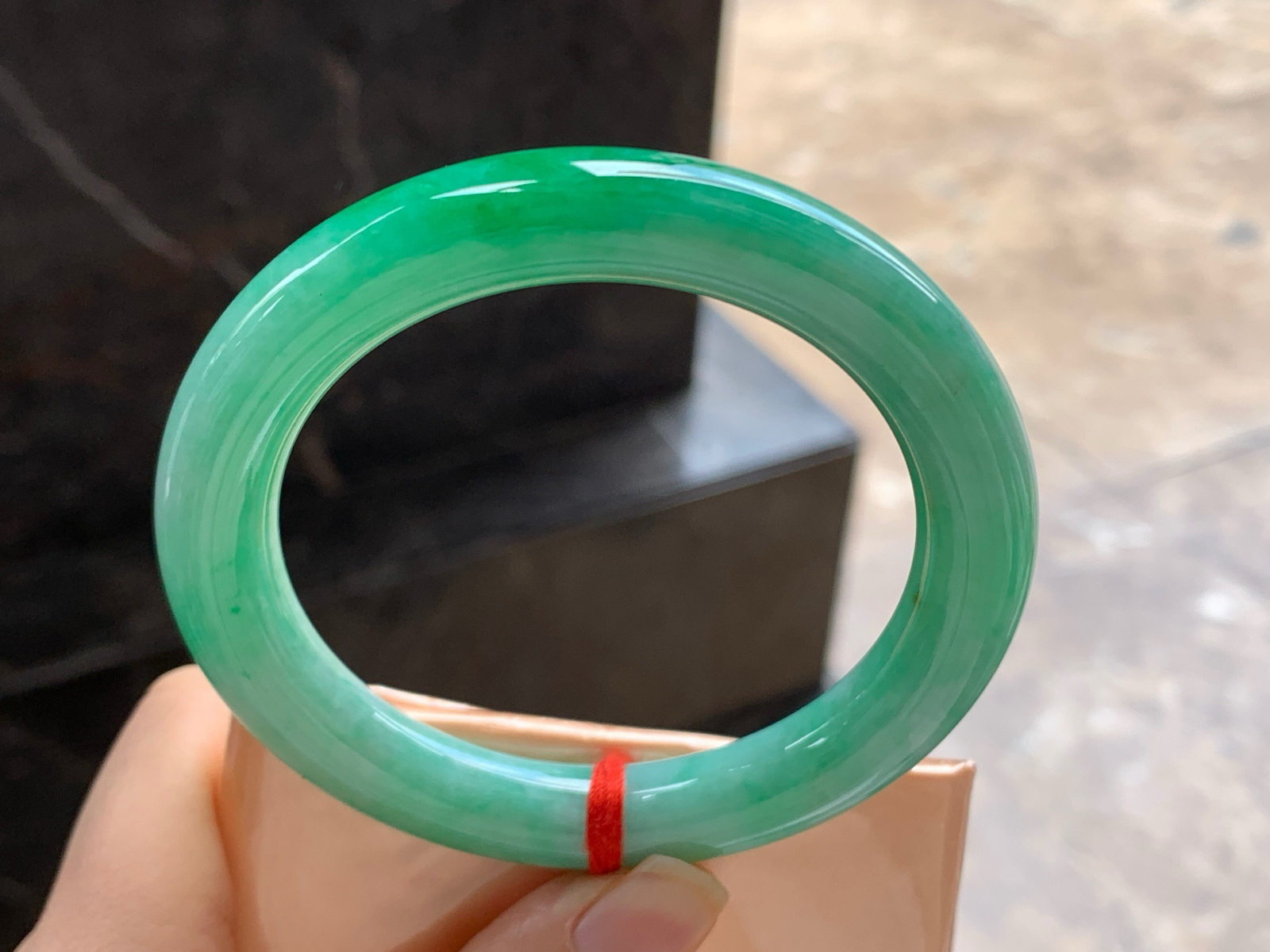 56.5-10.3

辣绿色圆条手镯^_^颜色鲜艳