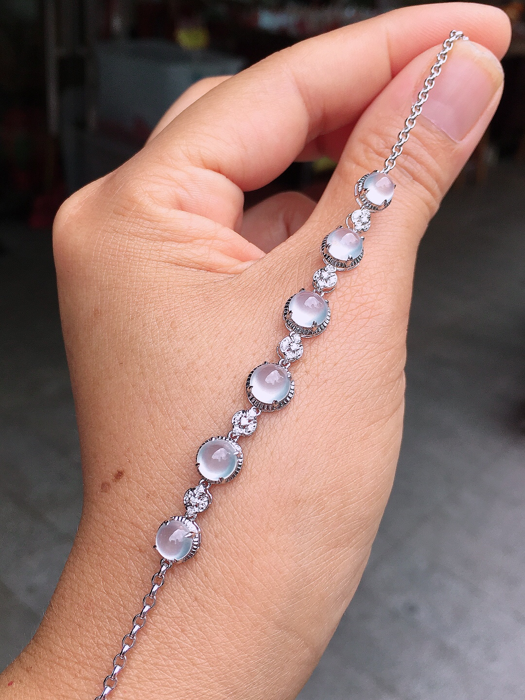 冰种蛋面手链玉质细腻，荧光感超
强，饱满圆润，尽显优雅气质，18k
金豪华镶嵌