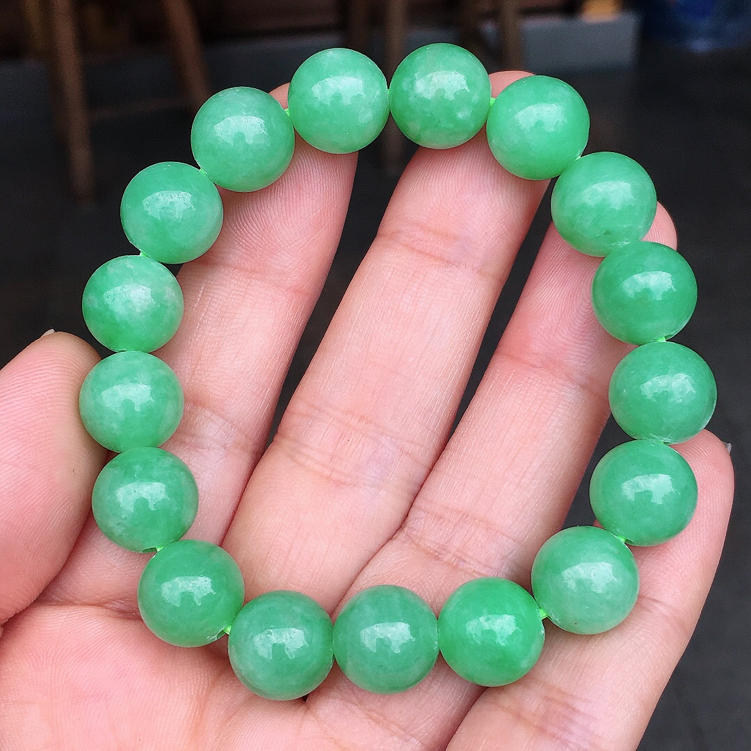 果绿珠子手串，色泽均匀艳丽，玉质细腻，荧光感超
强，饱满圆润，尽显优雅气质