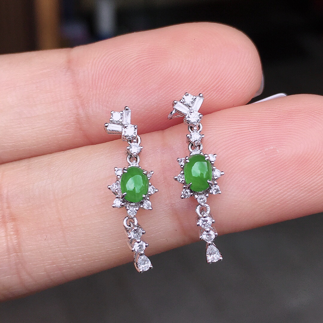 阳绿蛋面耳坠，色泽均匀艳丽，玉质细腻，荧光感超
强，饱满圆润，尽显优雅气质，18k
金豪华镶嵌