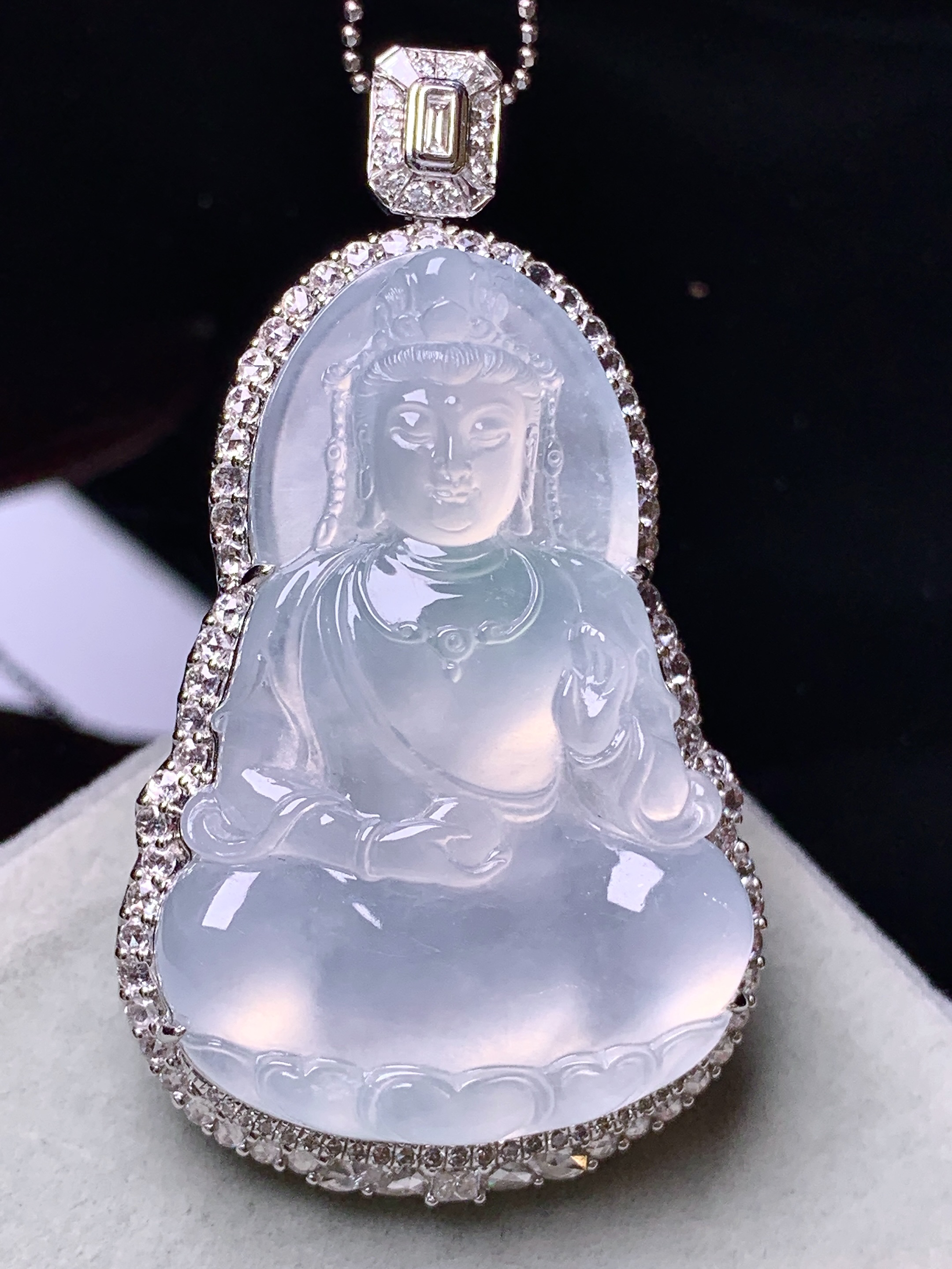18k金钻镶嵌冰种观音菩萨吊坠 玉质细腻 色泽艳丽清新 水润亮眼 整体尺寸54.2*31.2*12.8b7