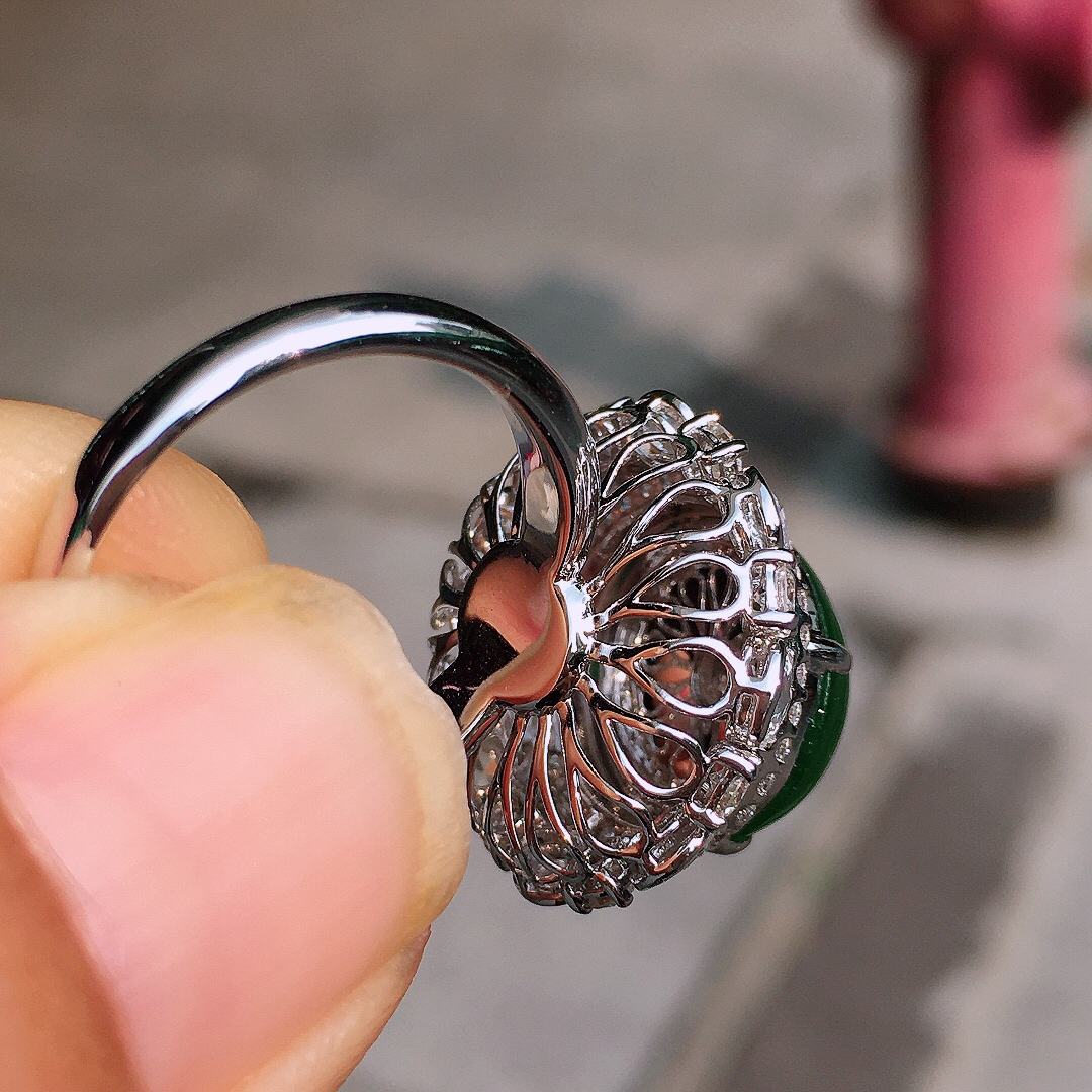 阳绿蛋面戒指，色泽均匀艳丽，玉质细腻，荧光感超
强，饱满圆润，尽显优雅气质，18k
金豪华镶嵌