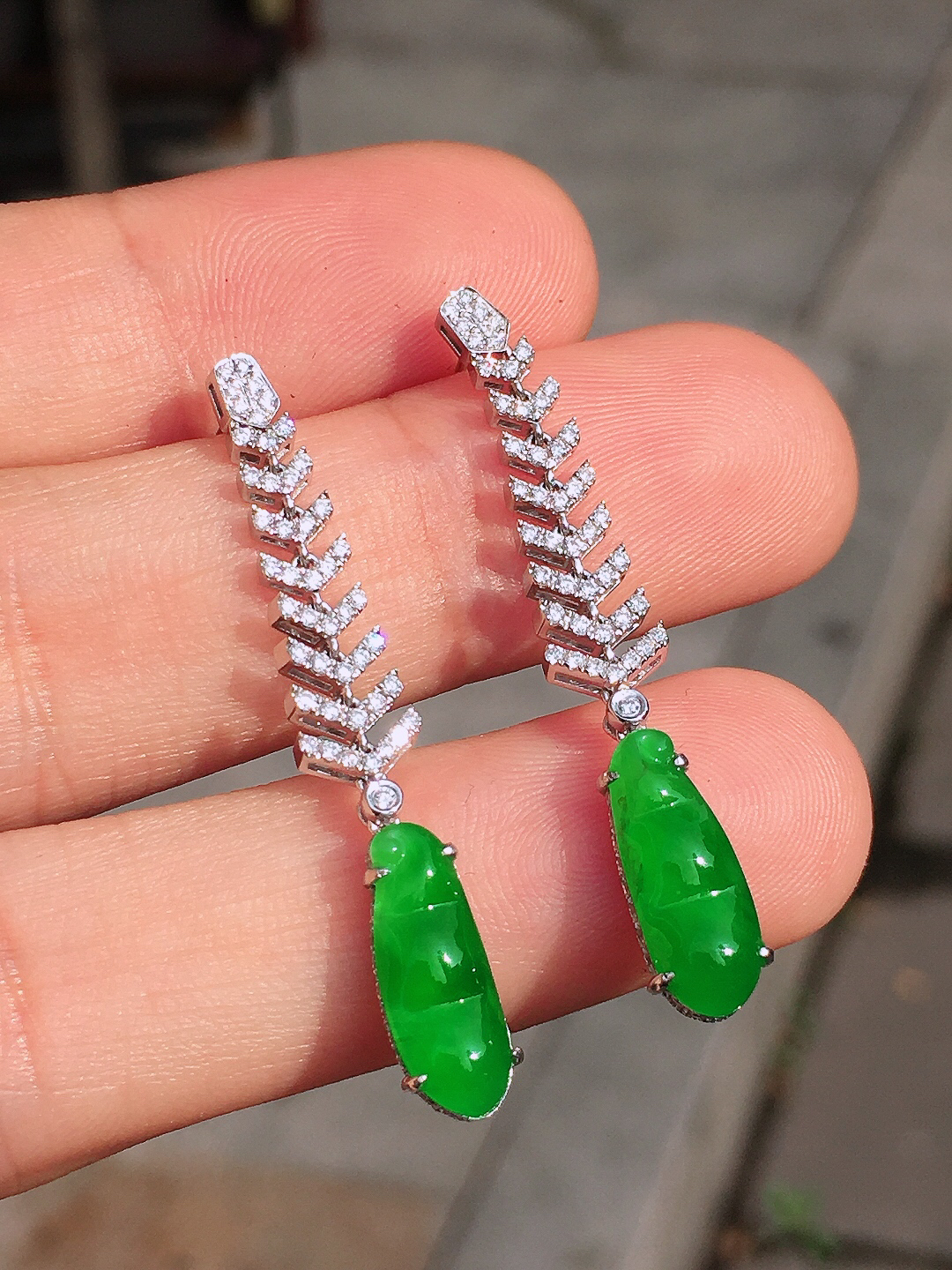 阳绿福豆耳坠，色泽均匀艳丽，玉质细腻，荧光感超
强，饱满圆润，尽显优雅气质，18k
金豪华镶嵌