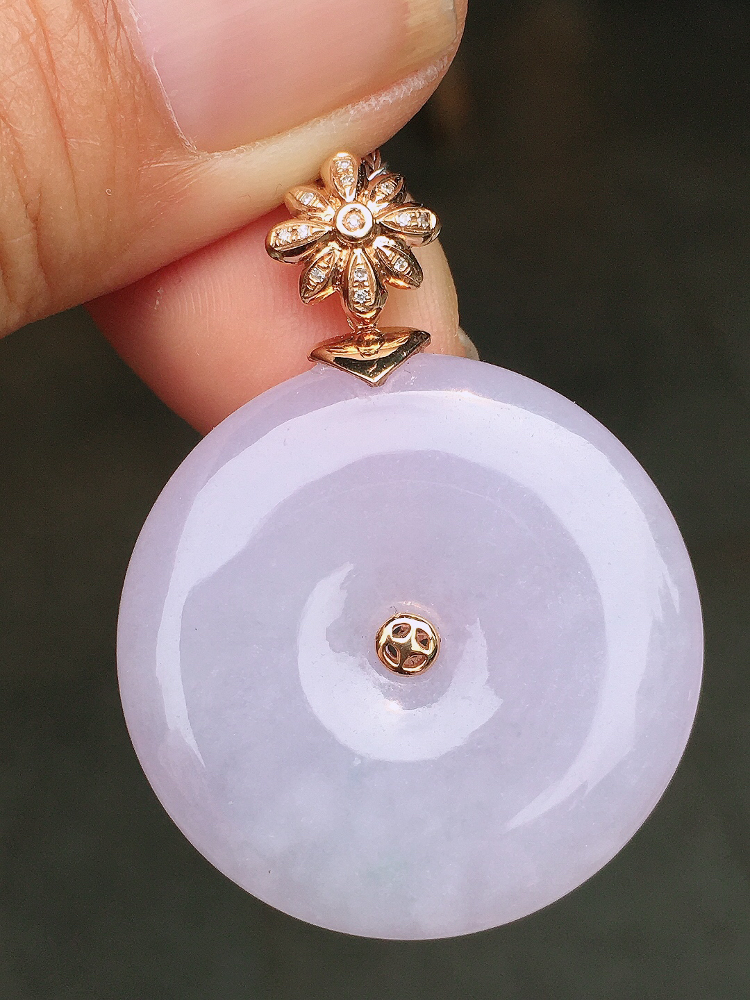 淡紫罗兰平安扣吊坠，色泽均匀艳丽，玉质细腻，荧光感超
强，饱满圆润，尽显优雅气质，18k
金豪华镶嵌